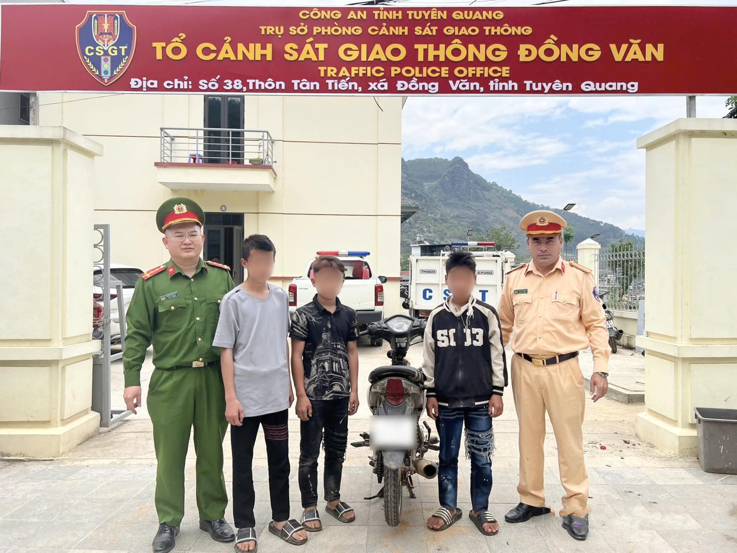 XỬ LÝ NGHIÊM NHÓM THIẾU NIÊN KHÔNG ĐỘI MŨ BẢO HIỂM, “KẸP 3” PHÓNG XE TỐC ĐỘ CAO