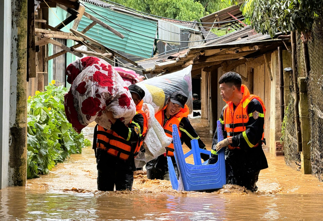 LỰC LƯỢNG CÔNG AN NHÂN DÂN CHỦ ĐỘNG ỨNG PHÓ VỚI MƯA LỚN KHU VỰC MIỀN NÚI BẮC BỘ