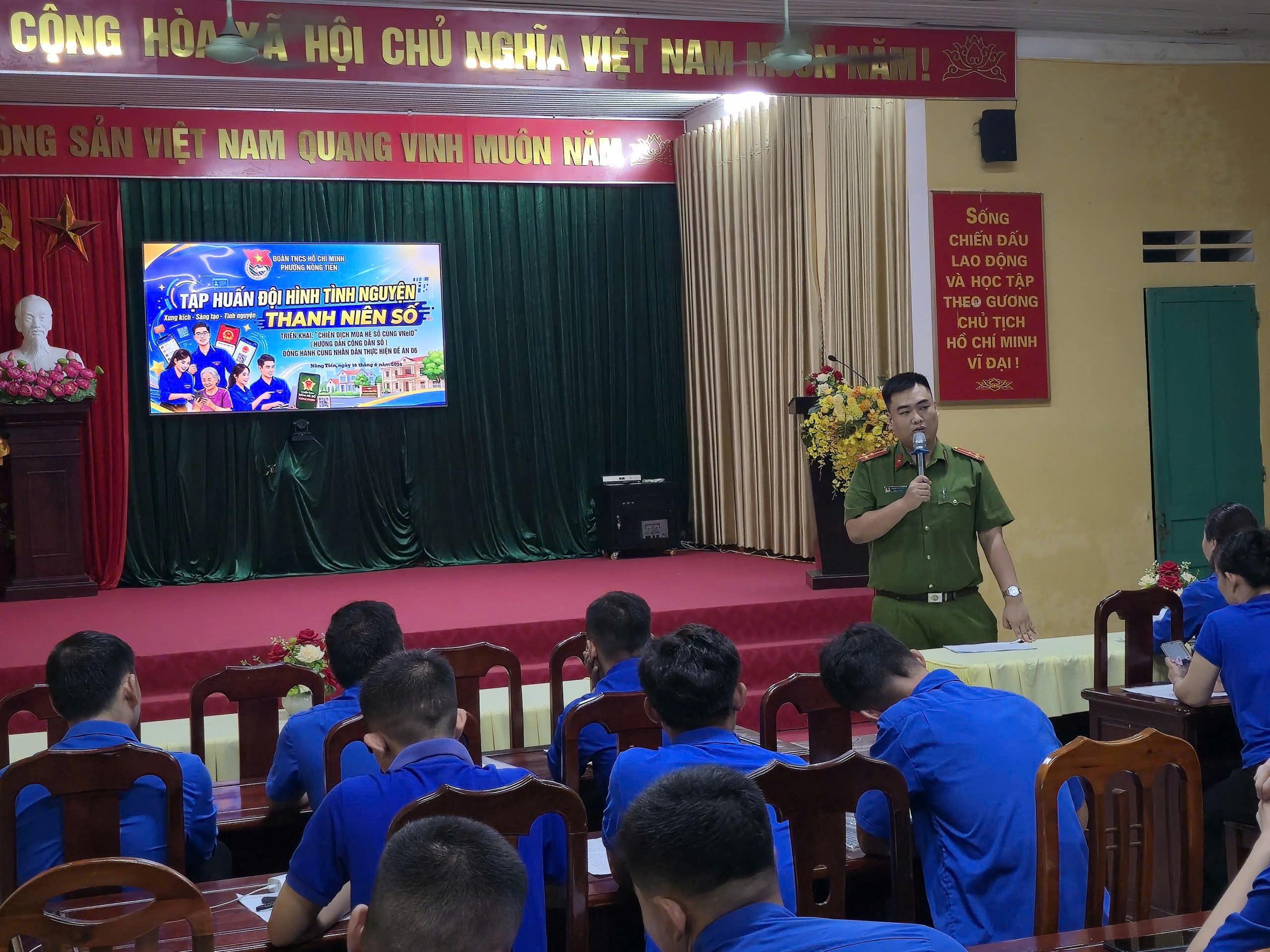 CÔNG AN PHƯỜNG NÔNG TIẾN RA QUÂN CHIẾN DỊCH “MÙA HÈ SỐ CÙNG VNeID”