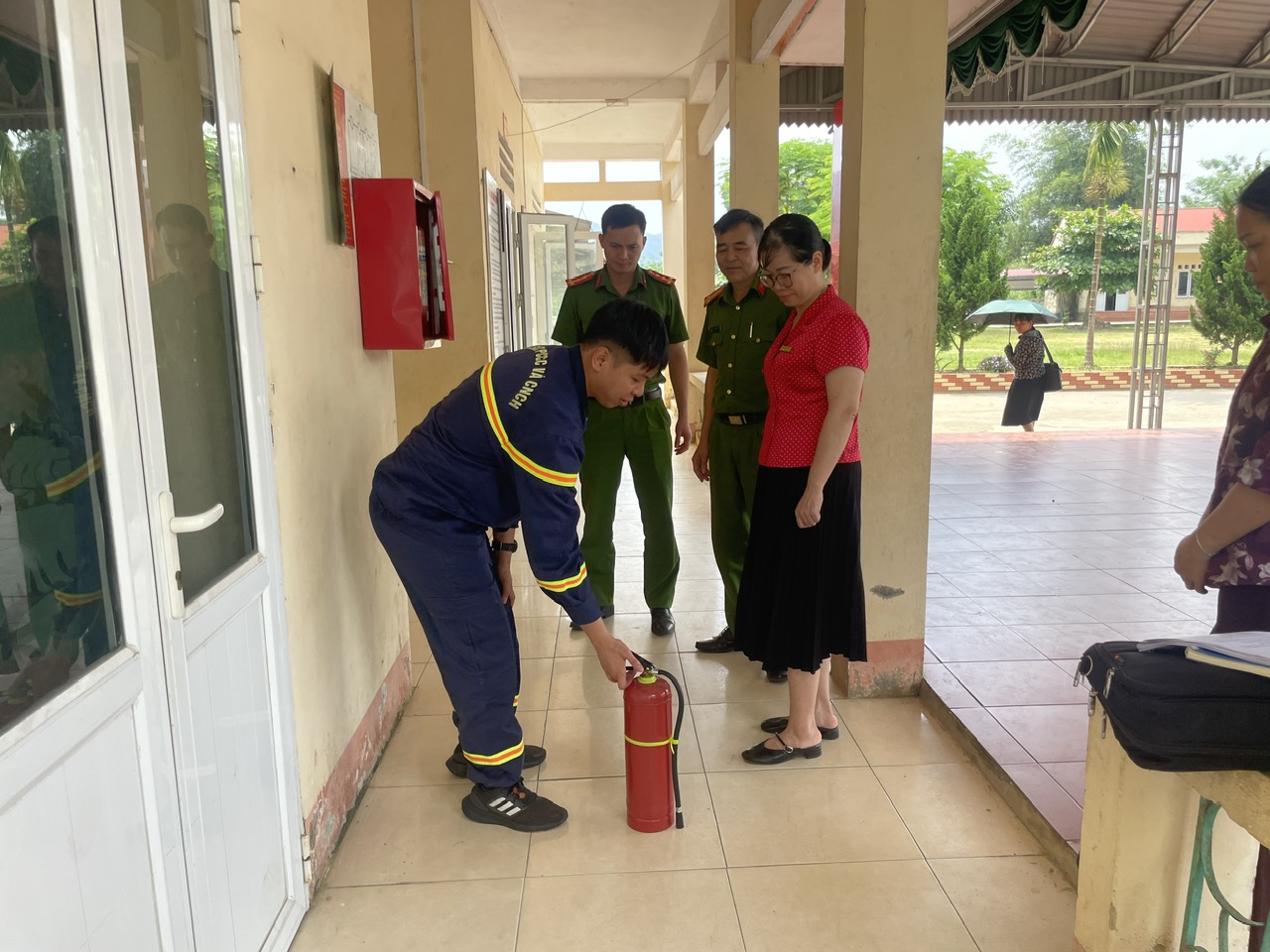 PHỐI HỢP KIỂM TRA CÔNG TÁC PHÒNG CHÁY, CHỮA CHÁY TẠI CÁC TRƯỜNG HỌC, TRẠM Y TẾ TRÊN ĐỊA BÀN XÃ BẰNG HÀNH