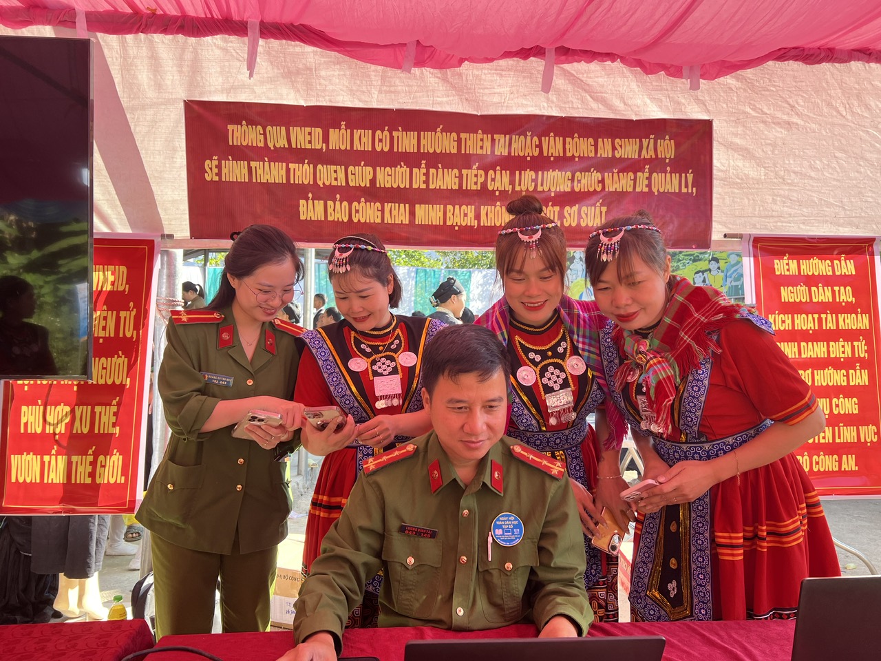 CÔNG AN XÃ THÀNG TÍN HƯỞNG ỨNG NGÀY CHUYỂN ĐỔI SỐ QUỐC GIA 10/10 VÀ NGÀY HỘI TOÀN DÂN HỌC TẬP SỐ NĂM 2025