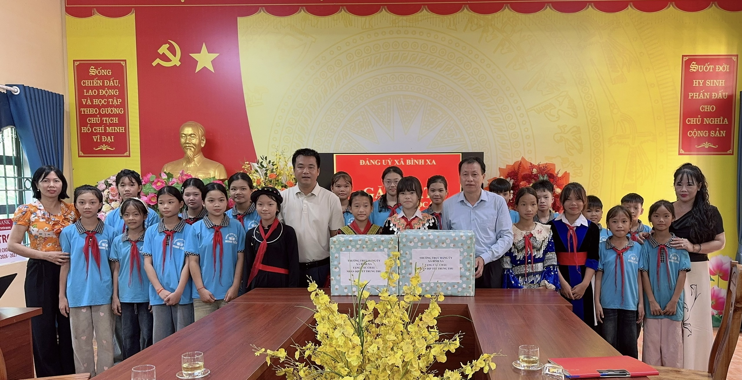 BÍ THƯ ĐẢNG ỦY XÃ BÌNH XA DỰ TẾT TRUNG THU VÀ TẶNG QUÀ CÁC CHÁU THIẾU NHI TRƯỜNG PHỔ THÔNG DÂN TỘC BÁN TRÚ TH VÀ THCS MINH HƯƠNG