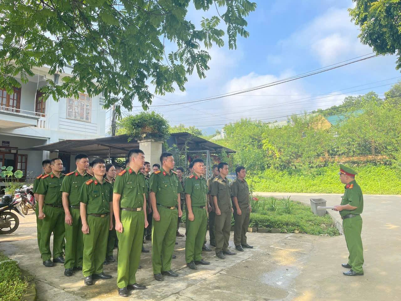 TIẾP TỤC TRIỂN KHAI THỰC HIỆN CAO ĐIỂM TẤN CÔNG, TRẤN ÁP TỘI PHẠM, BẢO ĐẢM AN NINH TRẬT TỰ HƯỚNG TỚI ĐẠI HỘI ĐẠI BIỂU ĐẢNG BỘ XÃ YÊN HOA LẦN THỨ I, NHIỆM KỲ 2025 - 2030