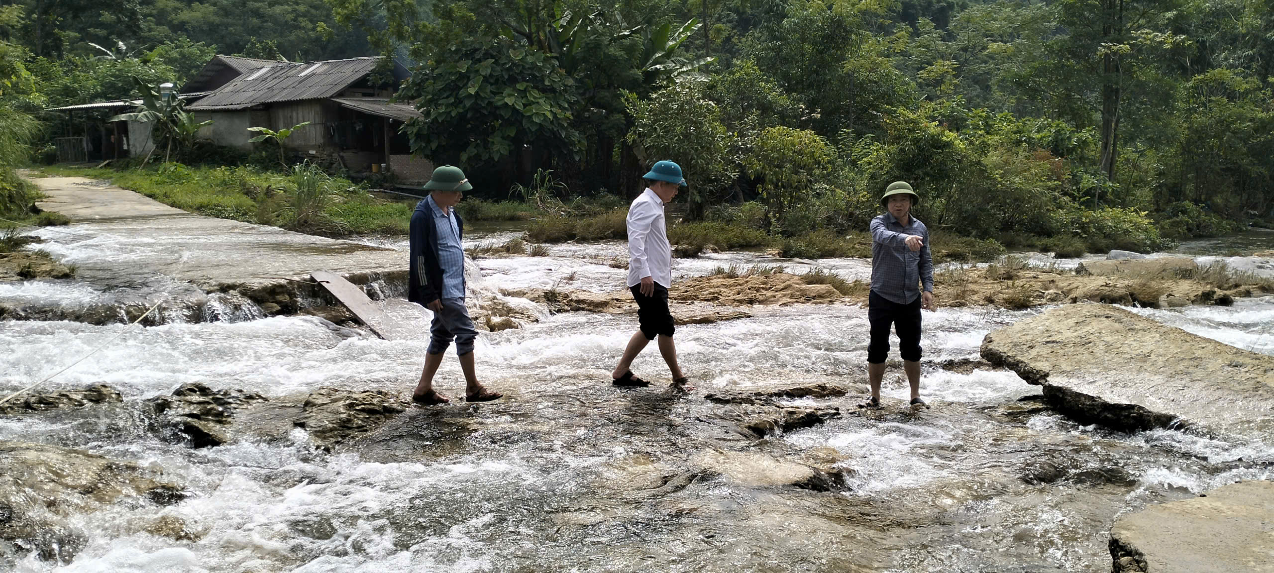 ĐỒNG CHÍ NGUYỄN TRỌNG ĐOAN, BÍ THƯ ĐẢNG ỦY, CHỦ TỊCH HĐND XÃ KIỂM TRA, CHỈ ĐẠO KHẮC PHỤC CÁC TUYẾN GIAO THÔNG BỊ HƯ HỎNG DO MƯA LỚN TẠI THÔN BẢN LÁ