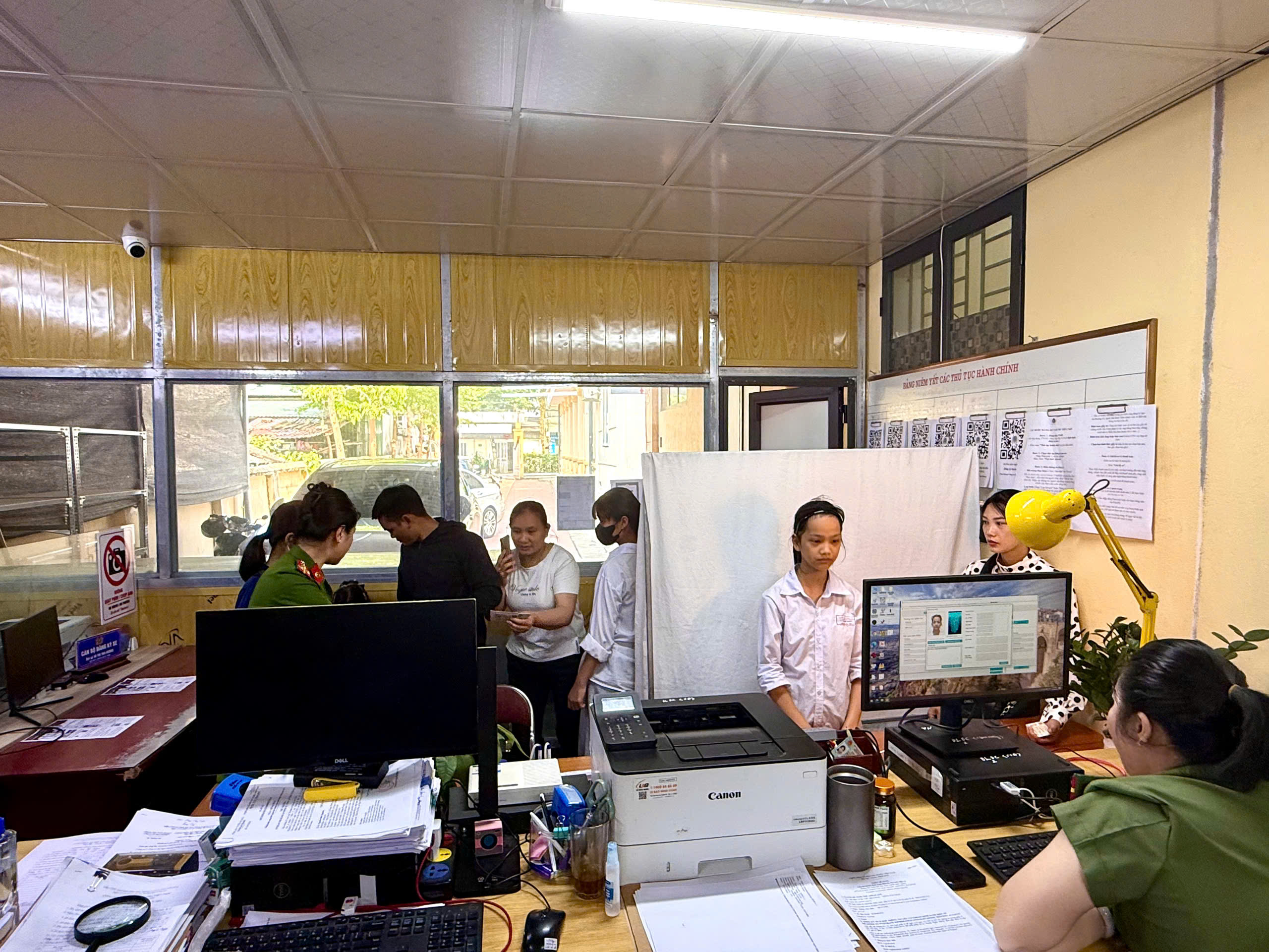 CÔNG AN XÃ NGỌC ĐƯỜNG TỔ CHỨC CẤP ĐỊNH DANH ĐIỆN TỬ XUYÊN DỊP LỄ GIỖ TỔ HÙNG VƯƠNG VÀ 30/4 – 1/5