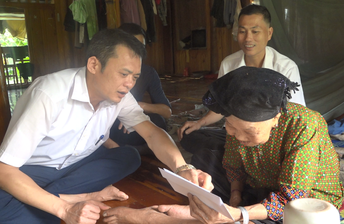 Chủ tịch UBND xã Nguyễn Xuân Hải thăm, tặng người khuyết tật tại thôn Kiều