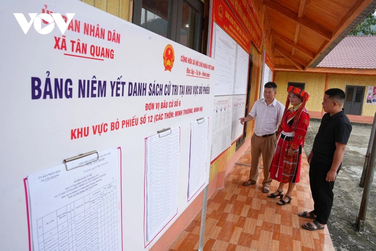 Cán bộ xã vượt núi, gõ cửa từng nhà phát thẻ cử tri tới người dân