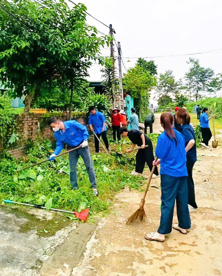 Tổ dân phố 13, phường An Tường tổng vệ sinh đường phố chào mừng Cách mạng Tháng Tám