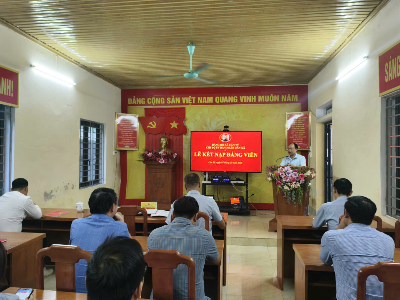 CHI BỘ ỦY BAN NHÂN DÂN XÃ CÁN TỶ TỔ CHỨC LỄ KẾT NẠP ĐẢNG VIÊN MỚI