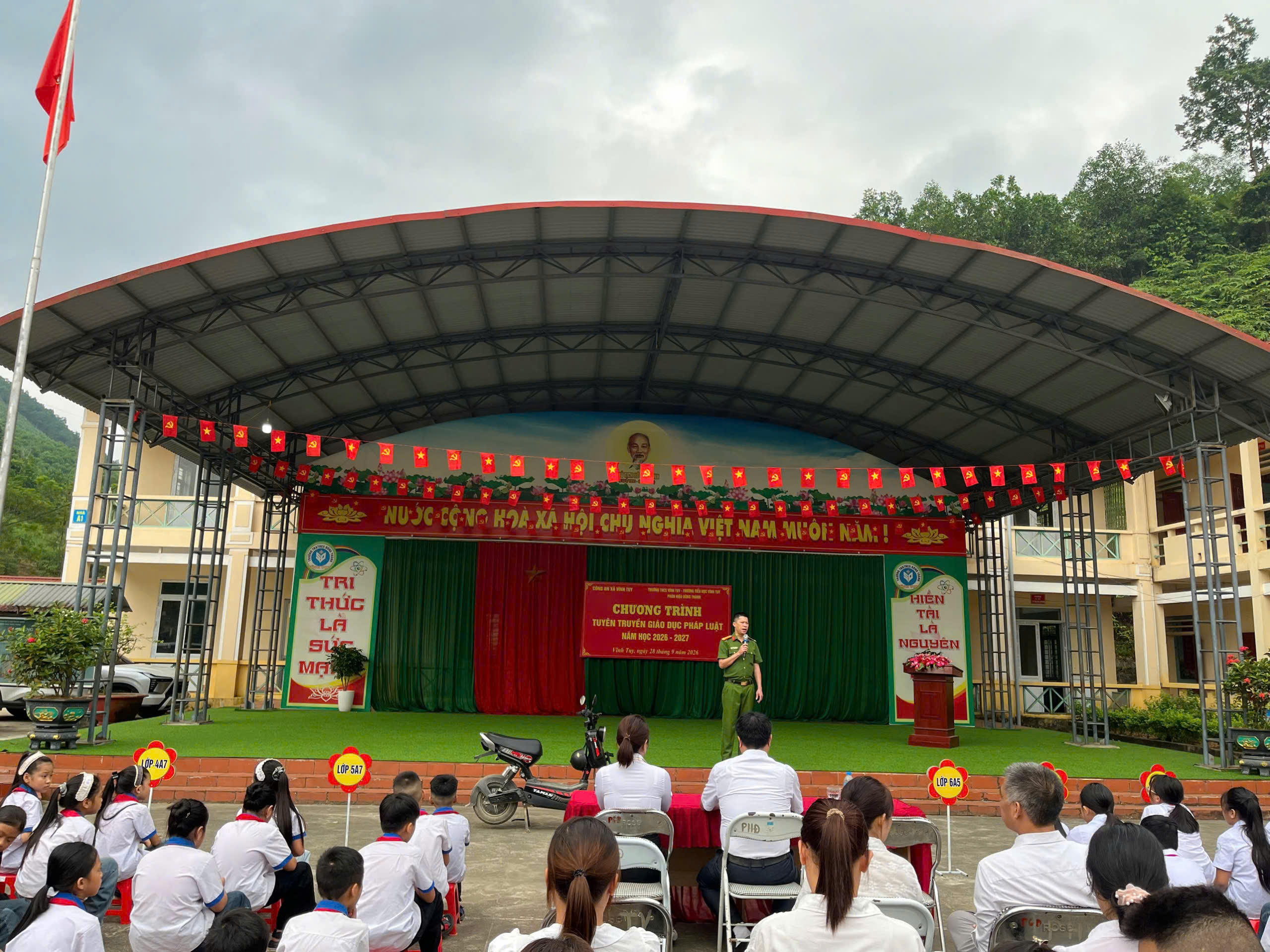 CÔNG AN XÃ VĨNH TUY TUYÊN TRUYỀN, HƯỚNG DẪN PHÁP LUẬT VỀ GIAO THÔNG ĐƯỜNG BỘ CHO HỌC SINH NĂM HỌC 2026 - 2027