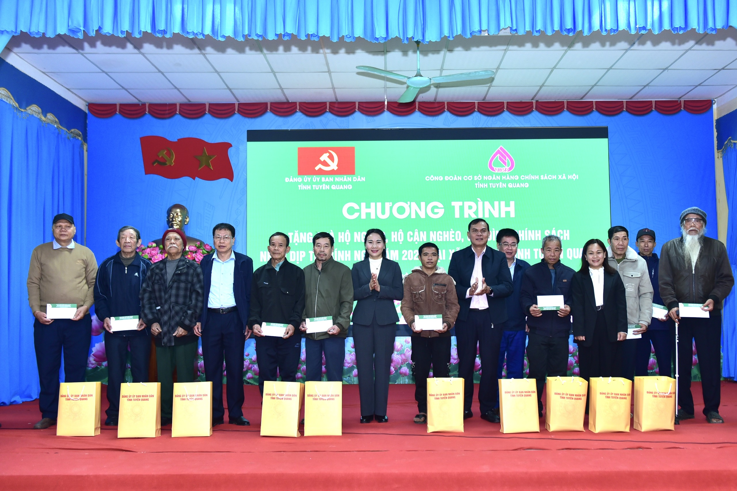 Đồng chí Phó Bí thư Thường trực Đảng ủy UBND tỉnh Nông Thị Bích Huệ  tặng quà Tết cho hộ nghèo, gia đình chính sách tại xã Bình Xa 