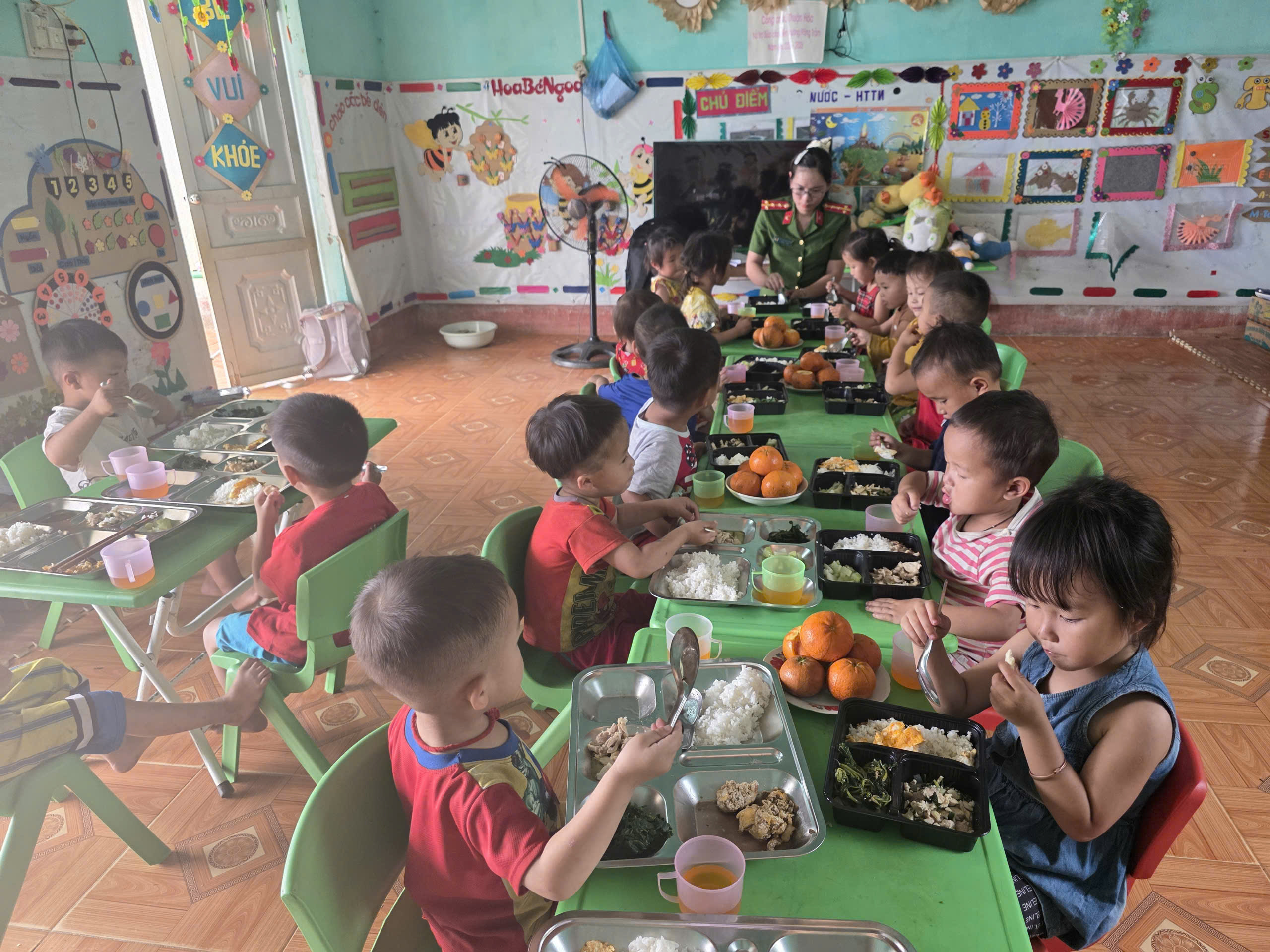 CÔNG AN XÃ THUẬN HÒA NẤU ĂN CHO EM - THÊM MỘT BỮA NO - THÊM MỘT NỤ CƯỜI TẠI ĐIỂM TRƯỜNG MẦM NON 