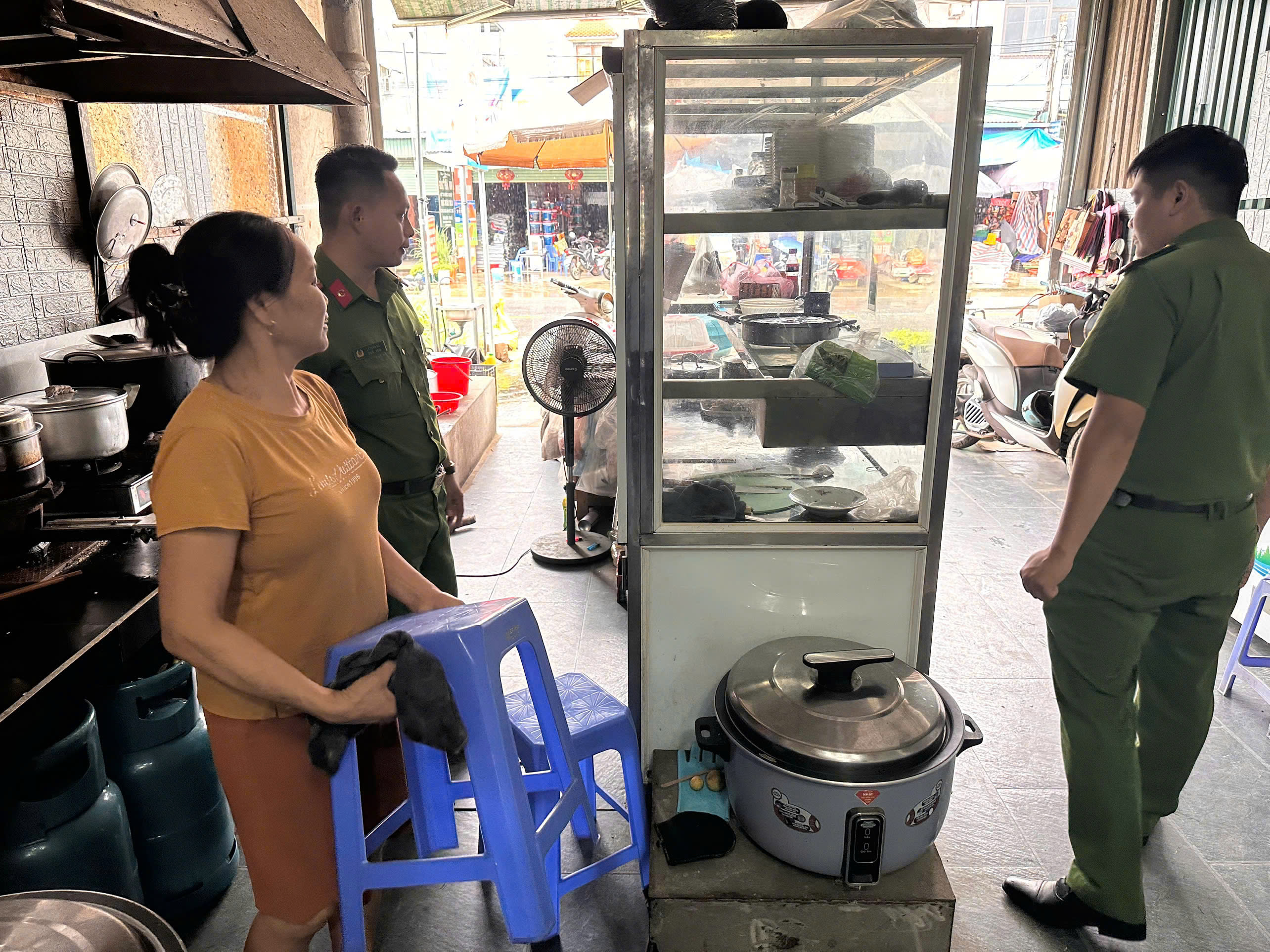 CÔNG AN XÃ HỒNG THÁI TĂNG CƯỜNG KIỂM TRA, XỬ LÝ VI PHẠM VỀ AN TOÀN THỰC PHẨM
