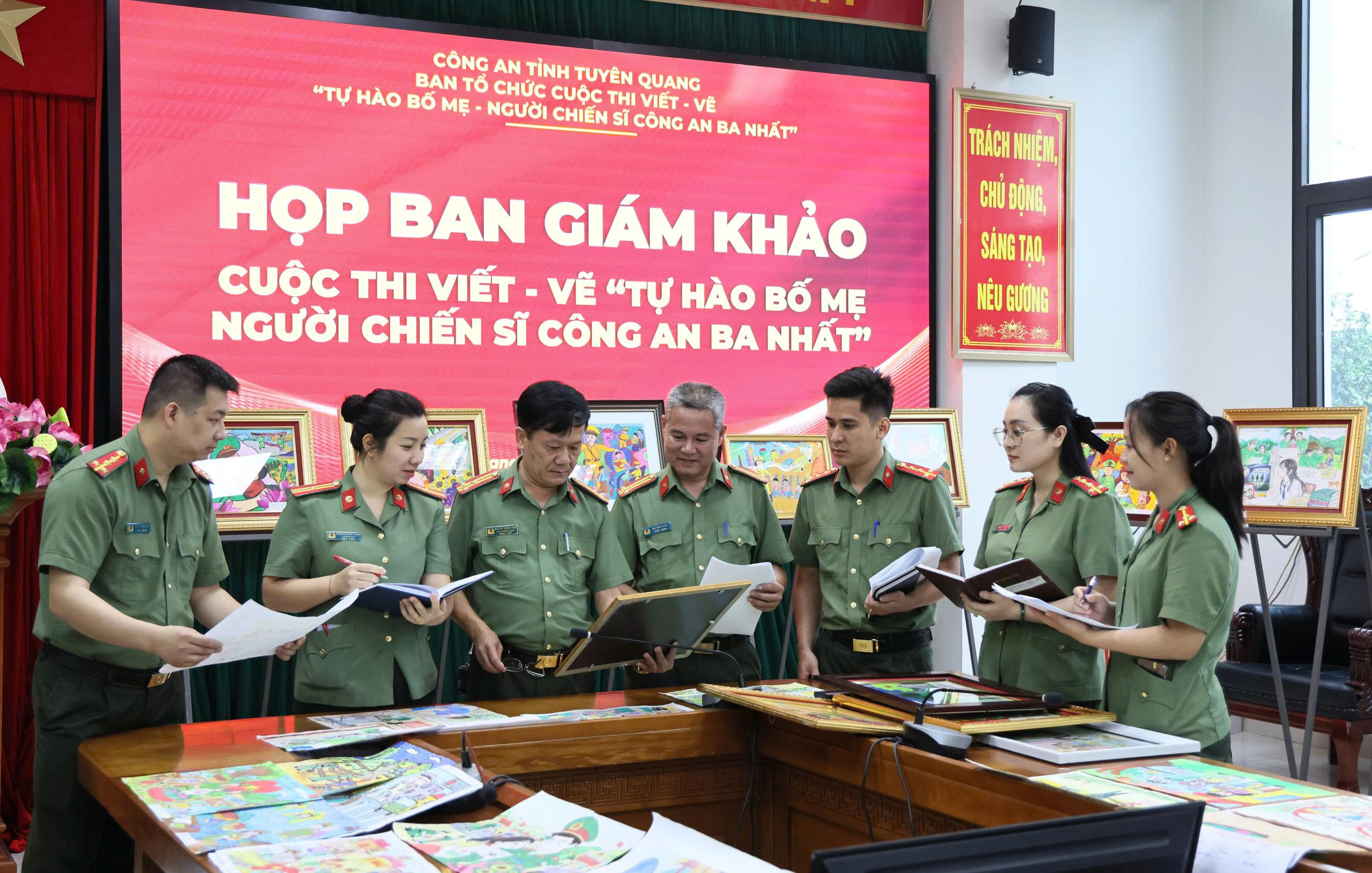 HỌP BAN GIÁM KHẢO CUỘC THI VIẾT - VẼ TRANH CHỦ ĐỀ “TỰ HÀO BỐ MẸ NGƯỜI CHIẾN SĨ CÔNG AN BA NHẤT” 