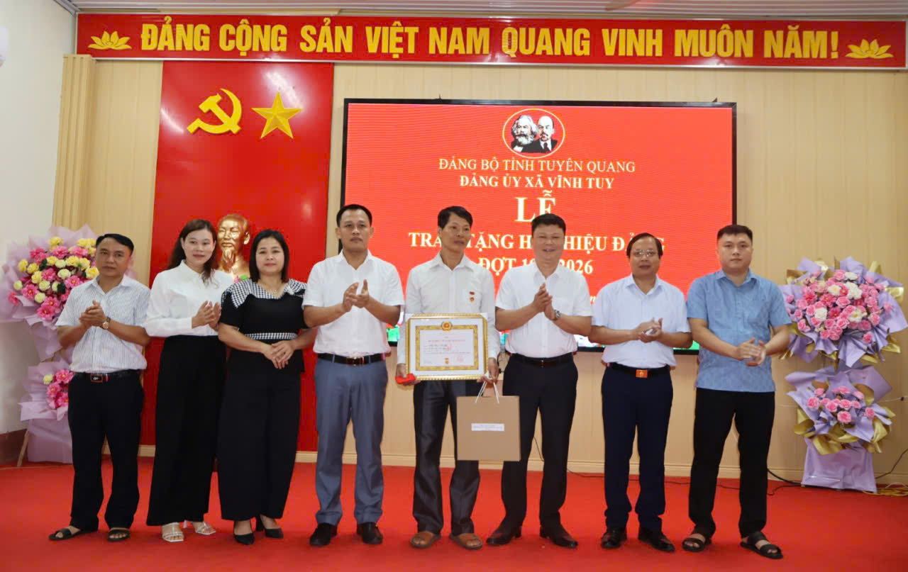 Trao huy hiệu Đảng1 mình.jpg