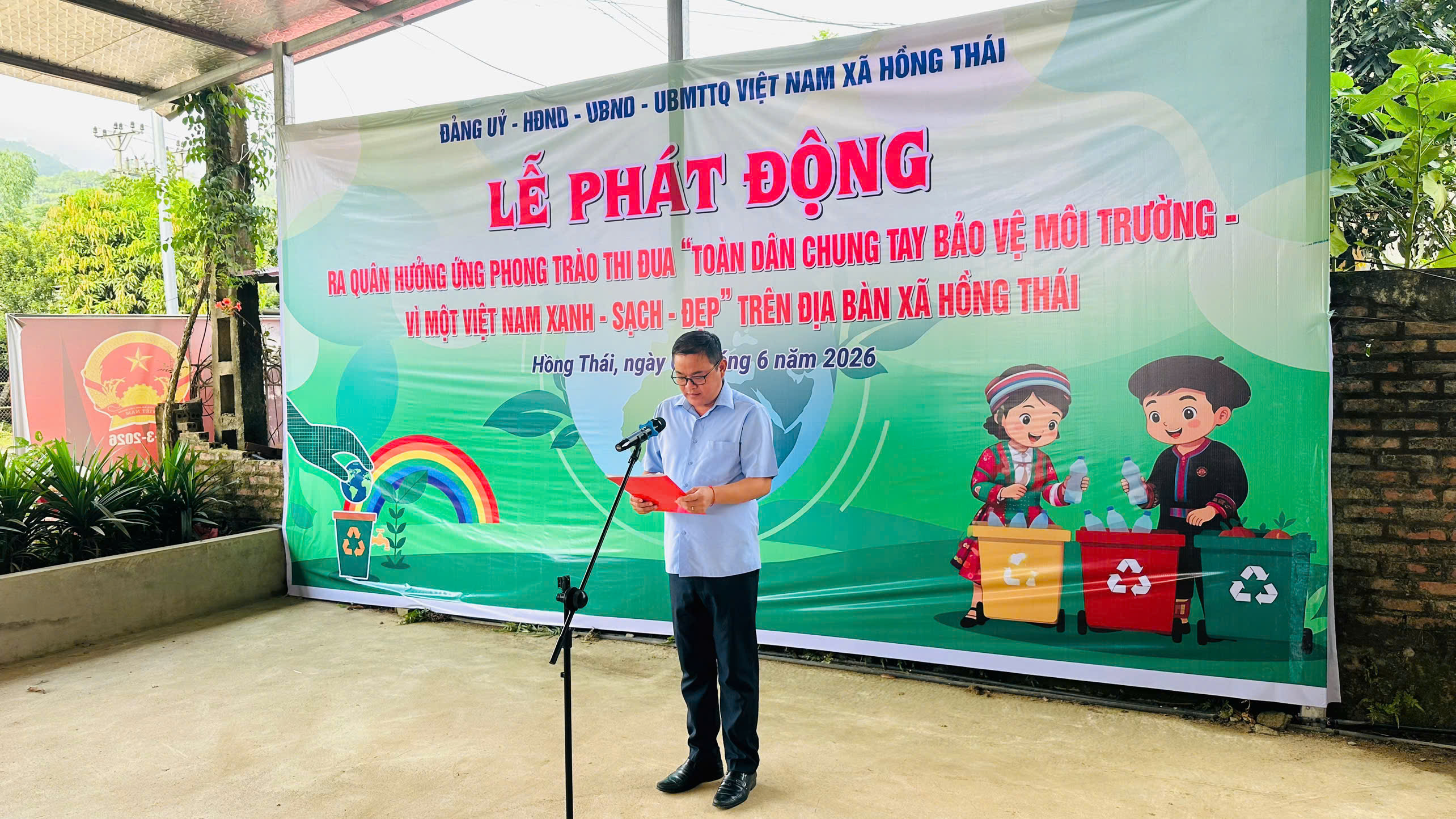 Ủy ban nhân dân xã hồng thái ra quân hưởng ứng phong trào thi đua “toàn dân chung tay bảo vệ môi trường, vì một việt nam xanh - sạch - đẹp”