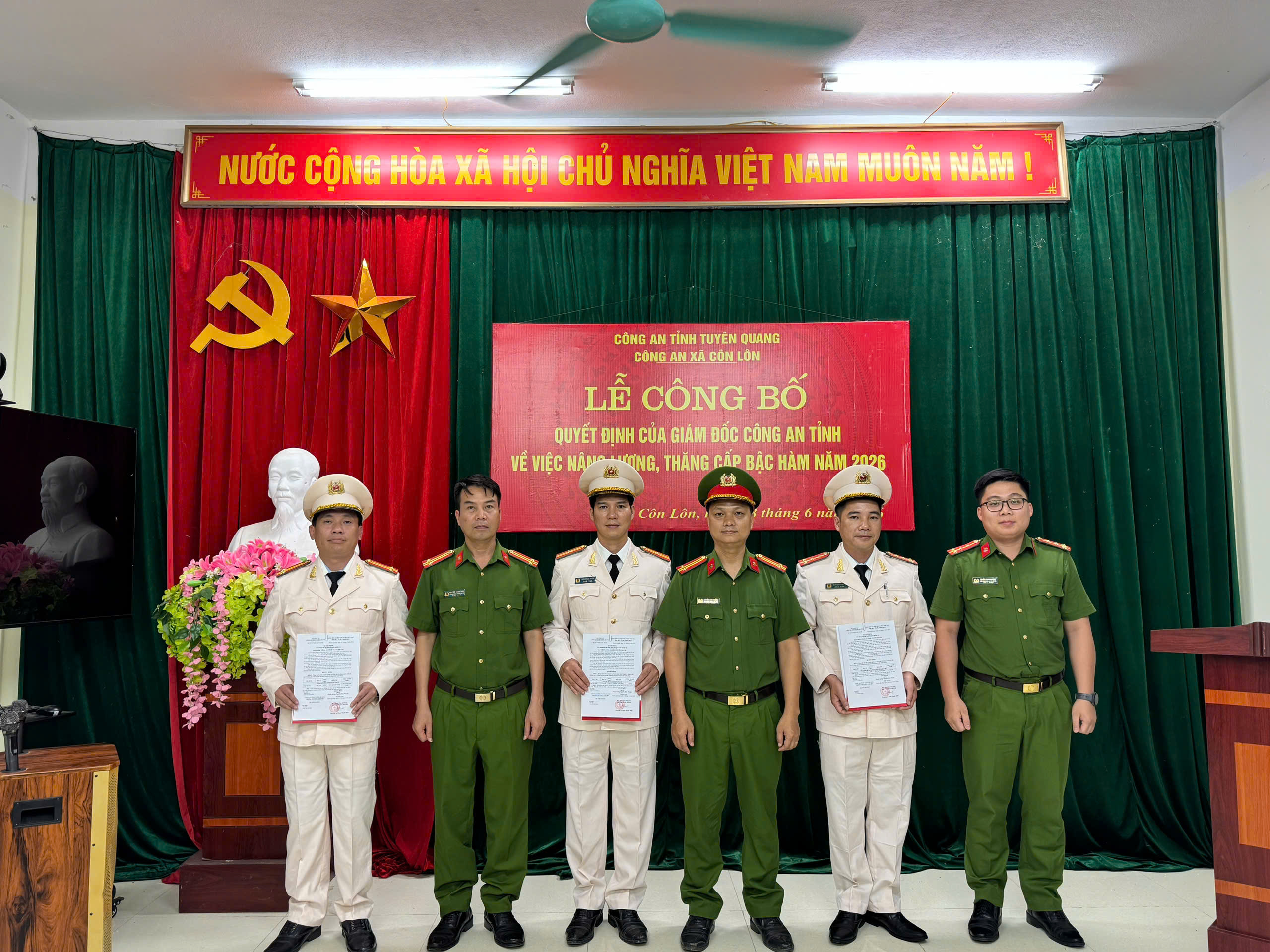CÔNG AN XÃ CÔN LÔN TỔ CHỨC LỄ CÔNG BỐ QUYẾT ĐỊNH THĂNG CẤP BẬC HÀM, NÂNG BẬC LƯƠNG NĂM 2026