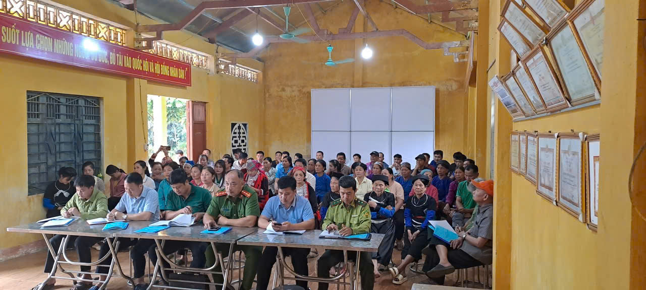 Ủy ban nhân dân xã Phù Lưu phối hợp với Hạt Kiểm lâm khu vực III, Công an xã Phù Lưu tổ chức tuyên truyền công tác quản lý, bảo vệ rừng, phát triển rừng, phòng cháy chữa cháy rừng và công tác vũ khí, vật liệu nổ tại địa phương