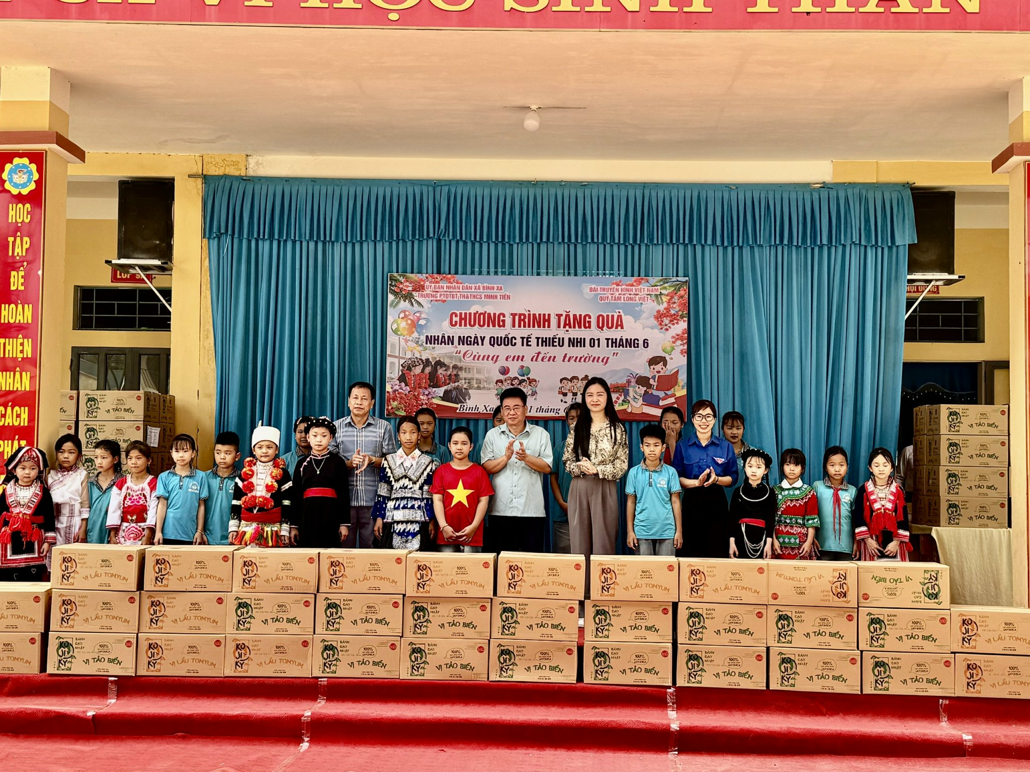 Tặng quà các cháu thiếu nhi nhân ngày 1 tháng 6 tại trường PTDTBT TH &THCS Minh Tiến