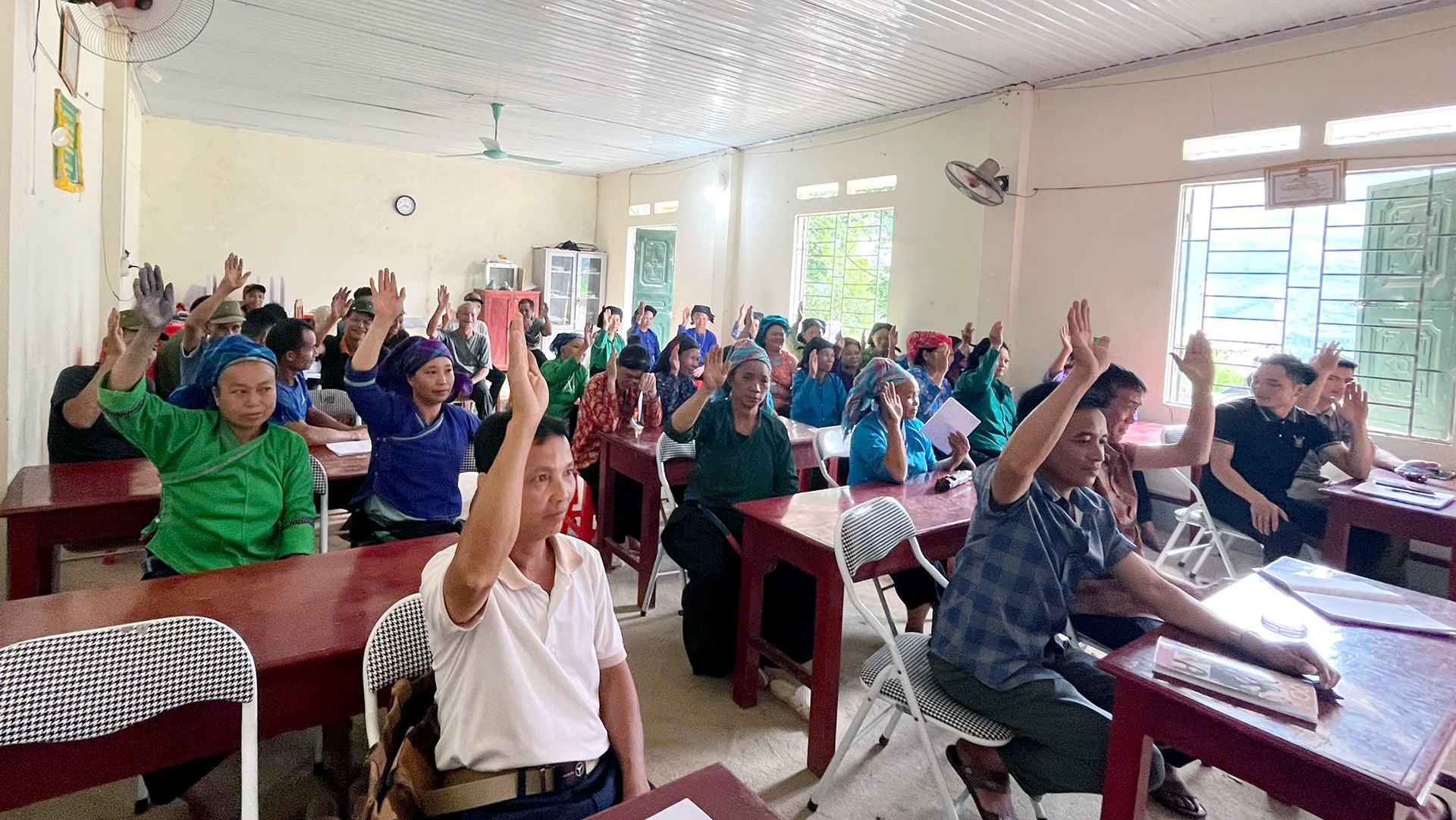 biểu quyết tại th&ocirc;n Nậm Ph&agrave;ng.jpg