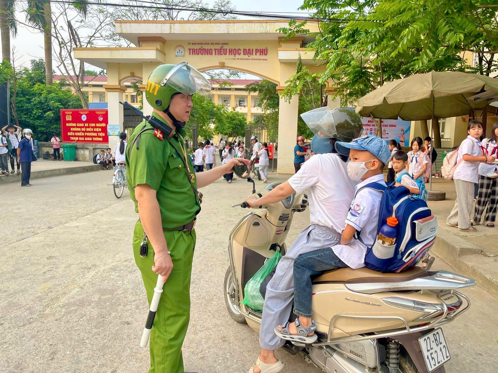 CÔNG AN XÃ PHÚ LƯƠNG PHỐI HỢP TRIỂN KHAI MÔ HÌNH “CỔNG TRƯỜNG AN TOÀN GIAO THÔNG” TẠI TRƯỜNG TIỂU HỌC ĐẠI PHÚ