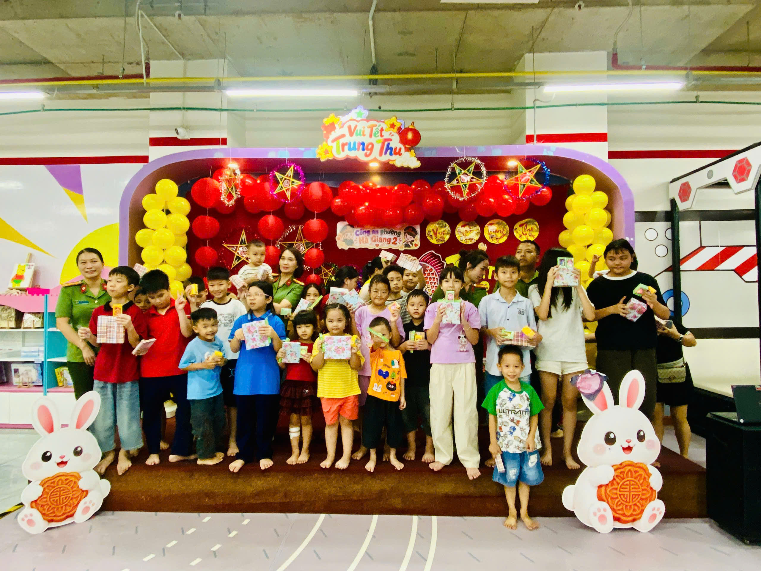  CÔNG AN PHƯỜNG HÀ GIANG 2 TỔ CHỨC “VUI TẾT TRUNG THU” CHO CON CÁN BỘ, CHIẾN SĨ