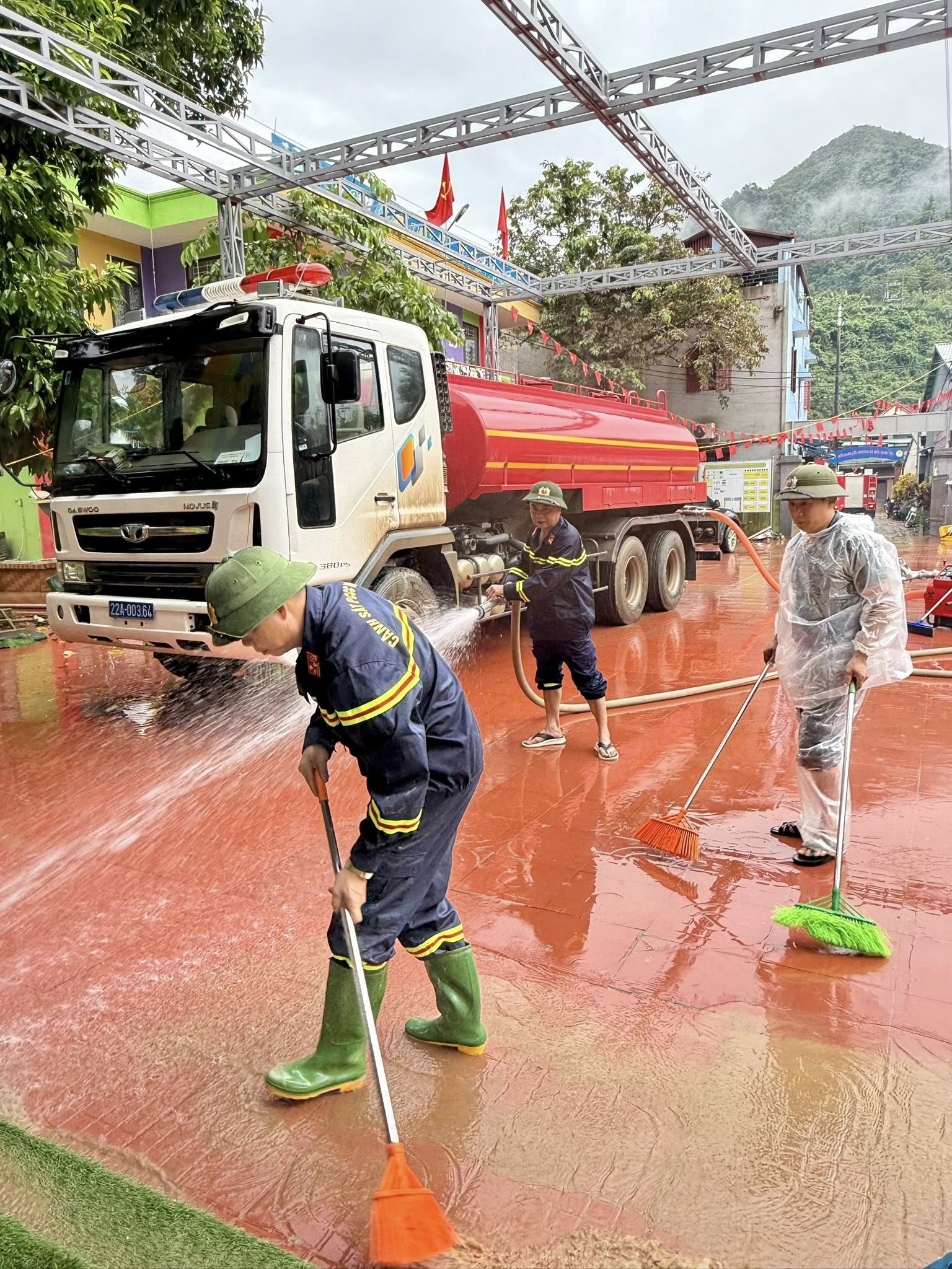 CÔNG AN TỈNH TUYÊN QUANG BÁM SÁT ĐỊA BÀN, HỖ TRỢ GIÚP ĐỠ NHÂN DÂN KHẮC PHỤC HẬU QUẢ BÃO LŨ