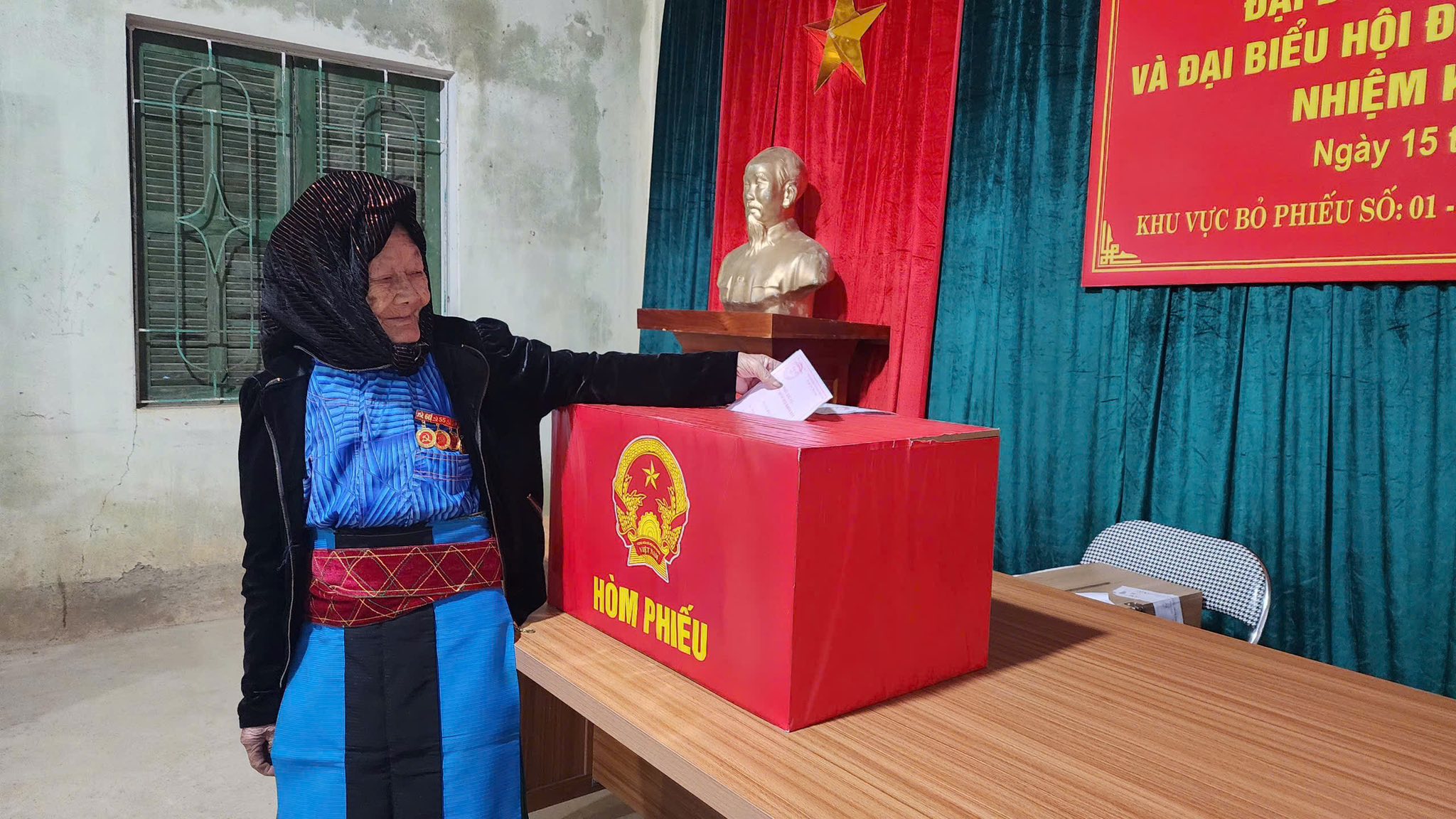 CỬ TRI 60 NĂM TUỔI ĐẢNG THAM GIA BỎ PHIẾU TẠI TỔ BẦU CỬ SỐ 01