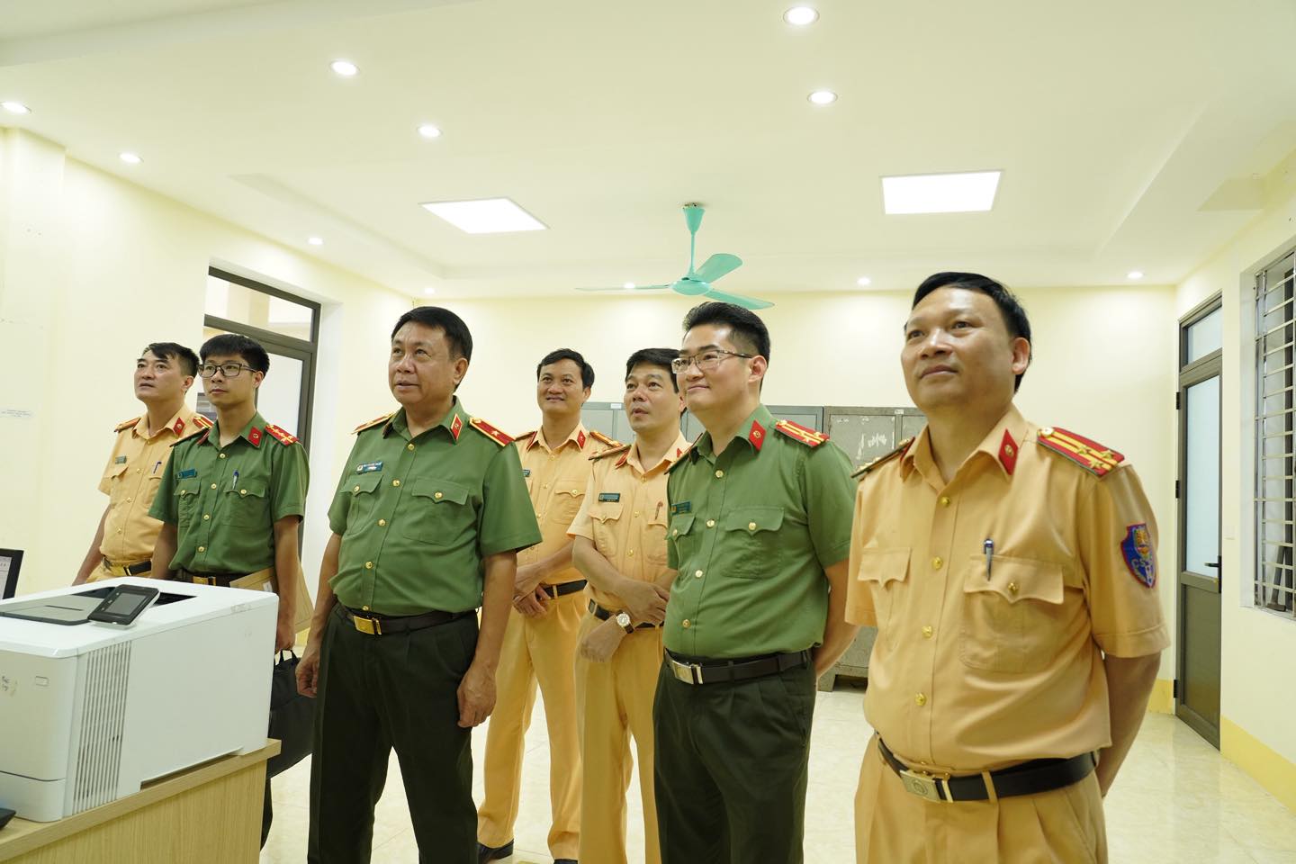 GIÁM ĐỐC CÔNG AN TỈNH KIỂM TRA VẬN HÀNH HỆ THỐNG CAMERA GIÁM SÁT GIAO THÔNG