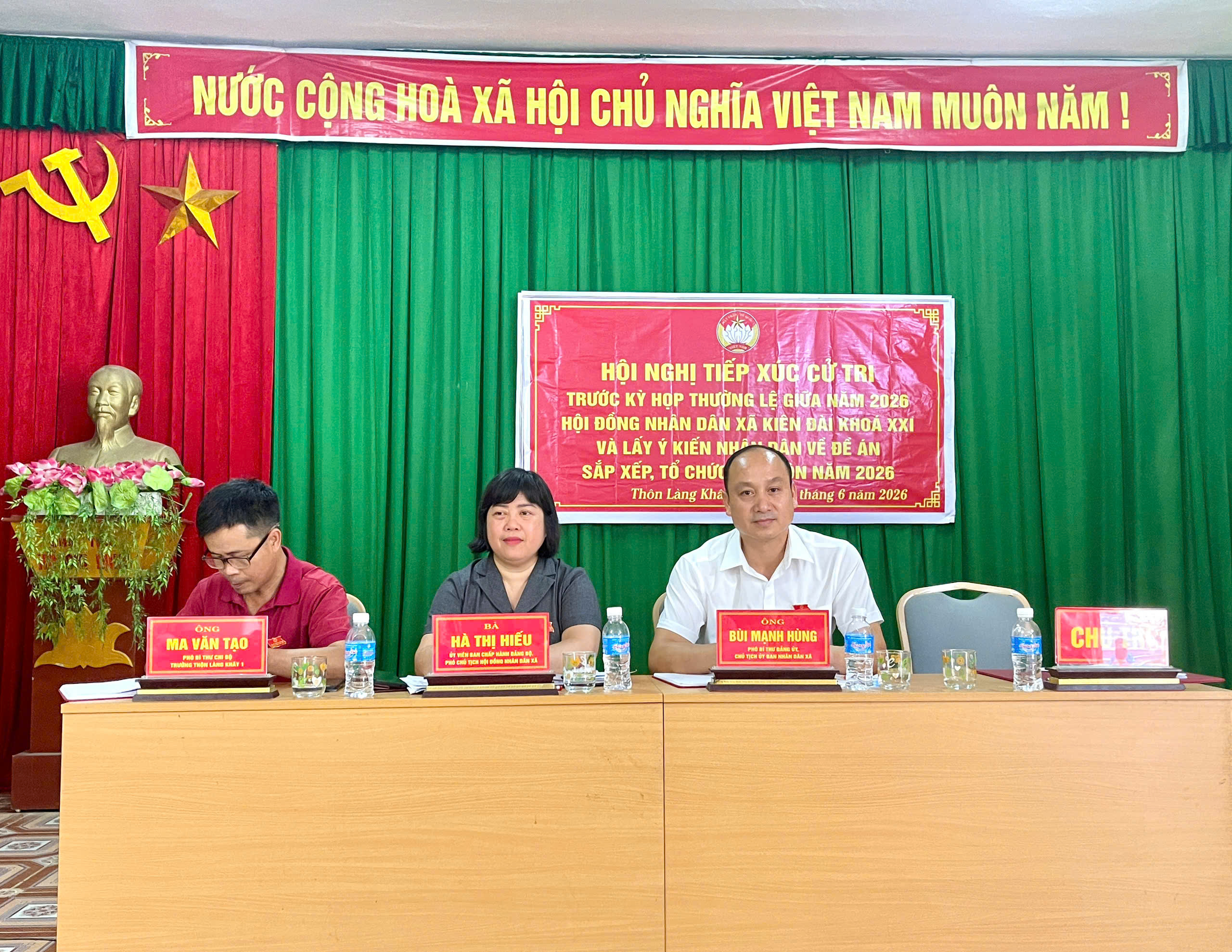 Hội nghị tiếp xúc cử tri trước kỳ họp thường lệ giữa năm 2026 và lấy ý kiến Nhân dân về Đề án sắp xếp, tổ chức lại thôn năm 2026 tại thôn Làng Khây 1.