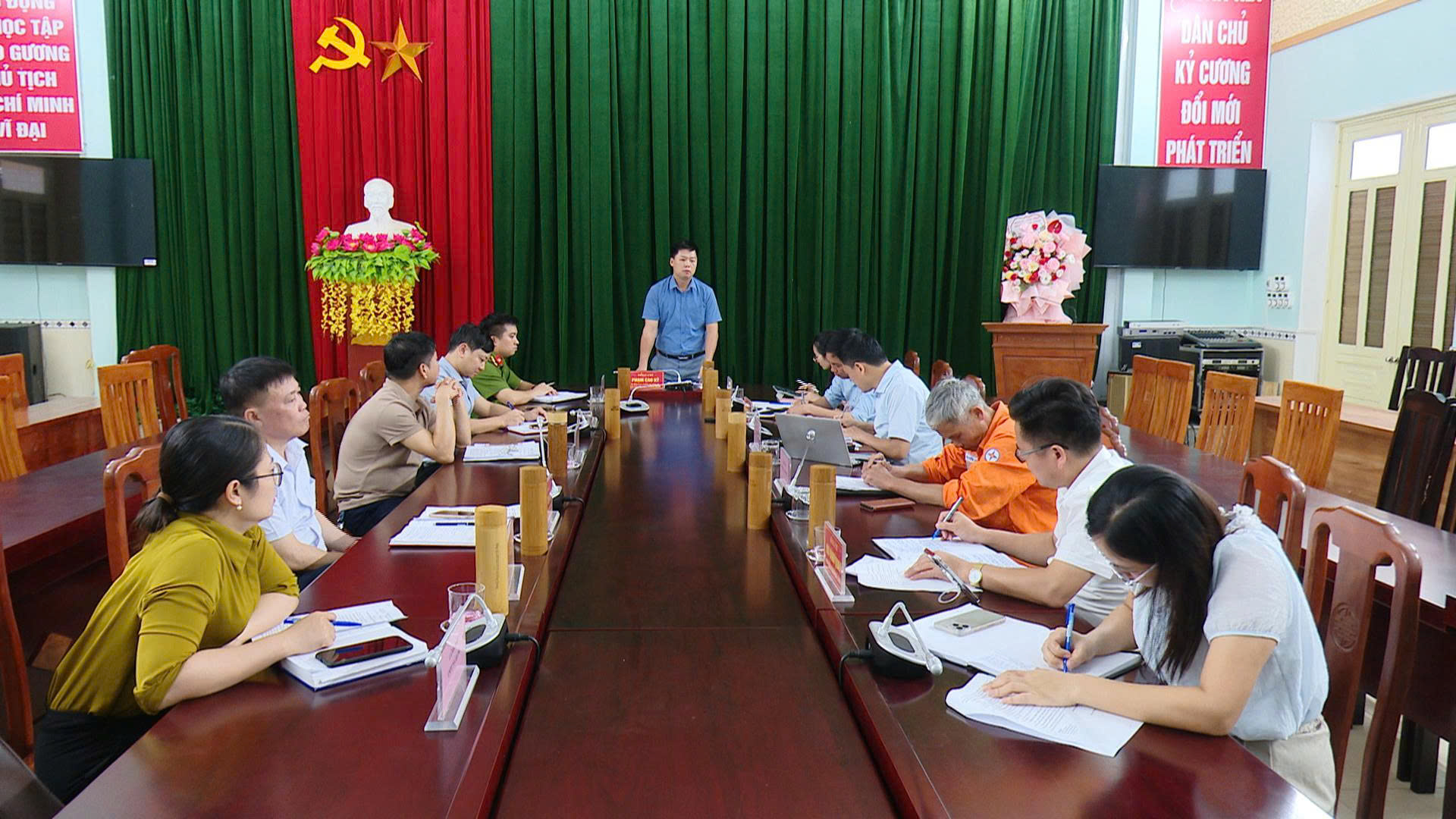 Uỷ ban nhân dân xã Minh Quang họp triển khai, phối hợp công tác chuẩn bị phục vụ kỳ thi tốt nghiệp THPT năm 2026