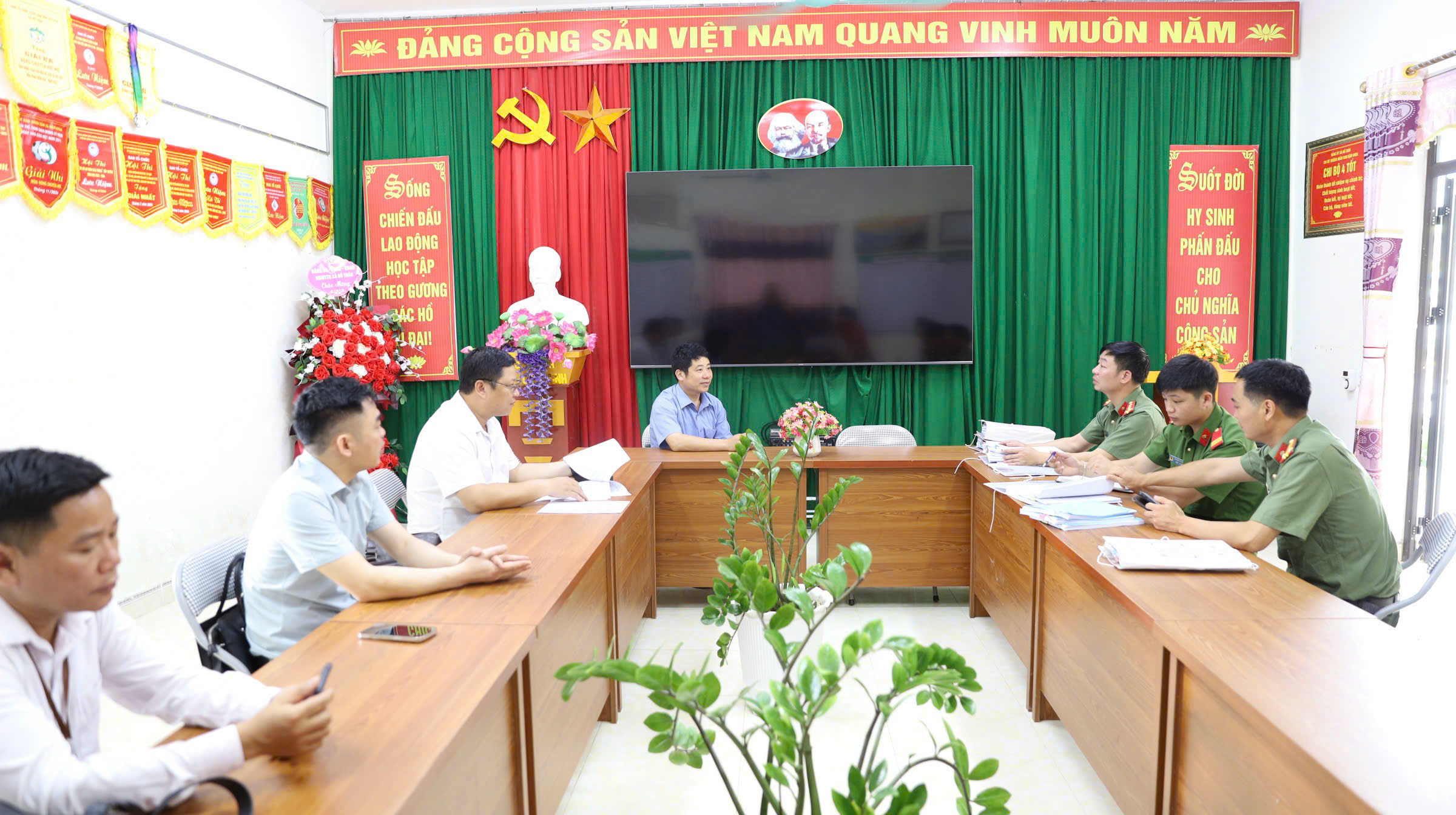 CÔNG AN XÃ HỒ THẦU KIỂM TRA VỆ SINH AN TOÀN THỰC PHẨM TẠI TRƯỜNG HỌC