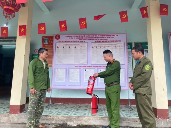 CÔNG AN XÃ VIỆT LÂM KIỂM TRA, HƯỚNG DẪN CÔNG TÁC PHÒNG CHÁY, CHỮA CHÁY TẠI CÁC ĐỊA ĐIỂM BỎ PHIẾU BẦU CỬ