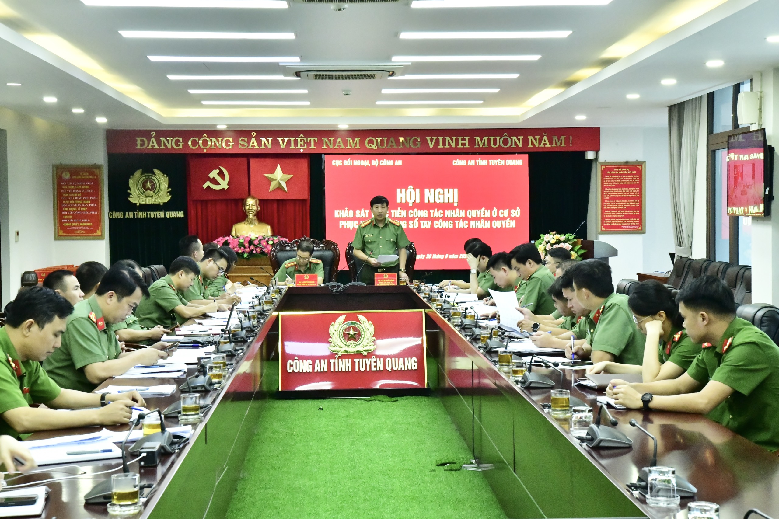 KHẢO SÁT CÔNG TÁC BẢO ĐẢM NHÂN QUYỀN Ở CƠ SỞ PHỤC VỤ XÂY DỰNG SỔ TAY CÔNG TÁC NHÂN QUYỀN