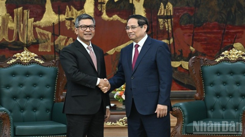 PM receives outgoing ambassadors of Indonesia, Singapore