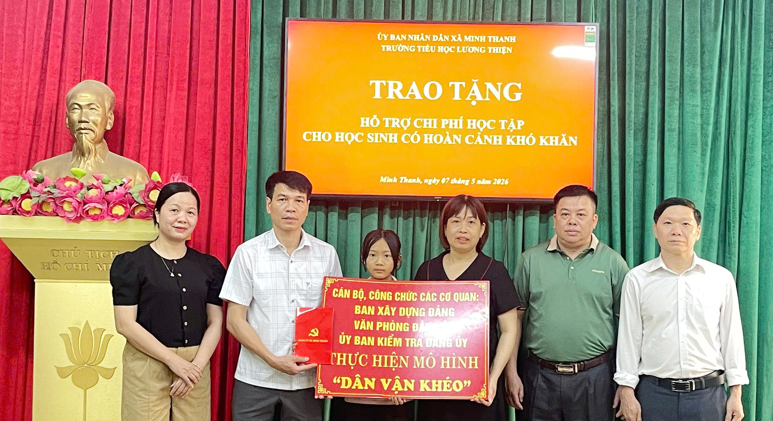 Trao hỗ trợ chi phí học tập cho học sinh khuyết tật có hoàn cảnh khó khăn
