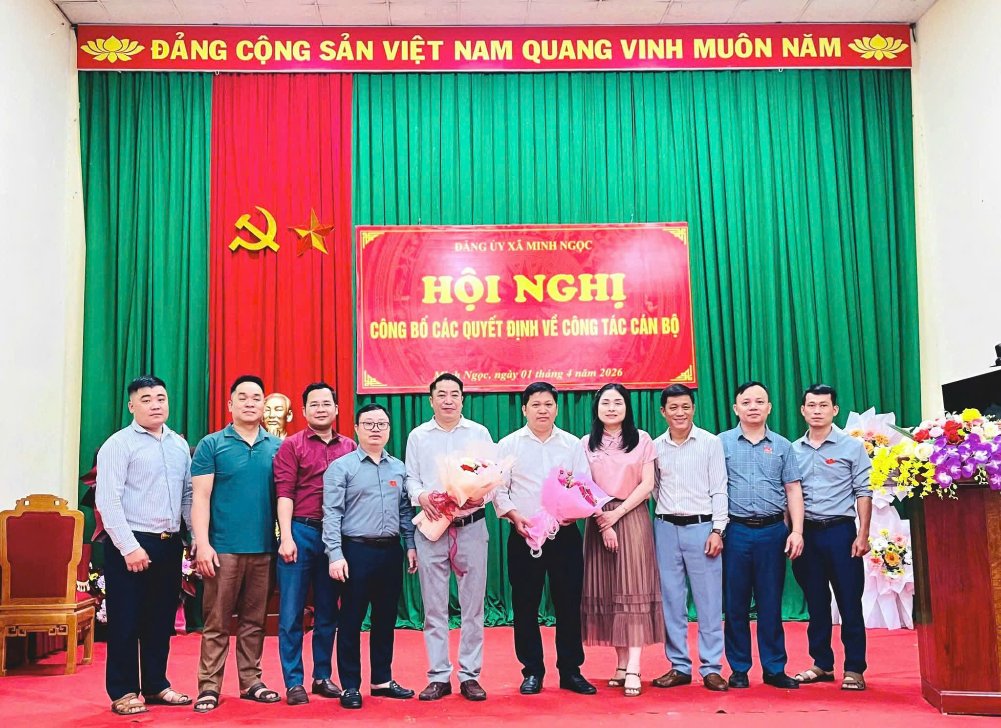 chụp ảnh lưu niệm.jpg