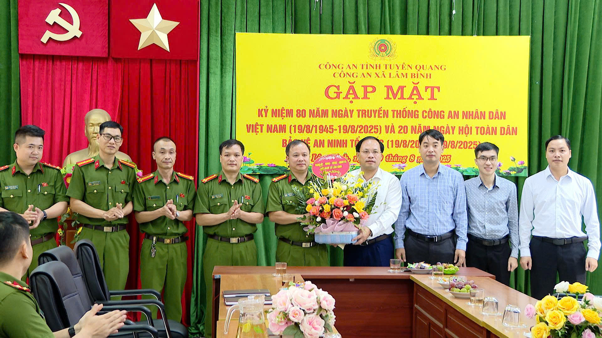 Đồng chí Âu Thế Thái, Bí thư Đảng ủy xã Lâm Bình chúc mừng lực lượng Công an xã nhân kỷ niệm 80 năm Ngày truyền thống Công an nhân dân
