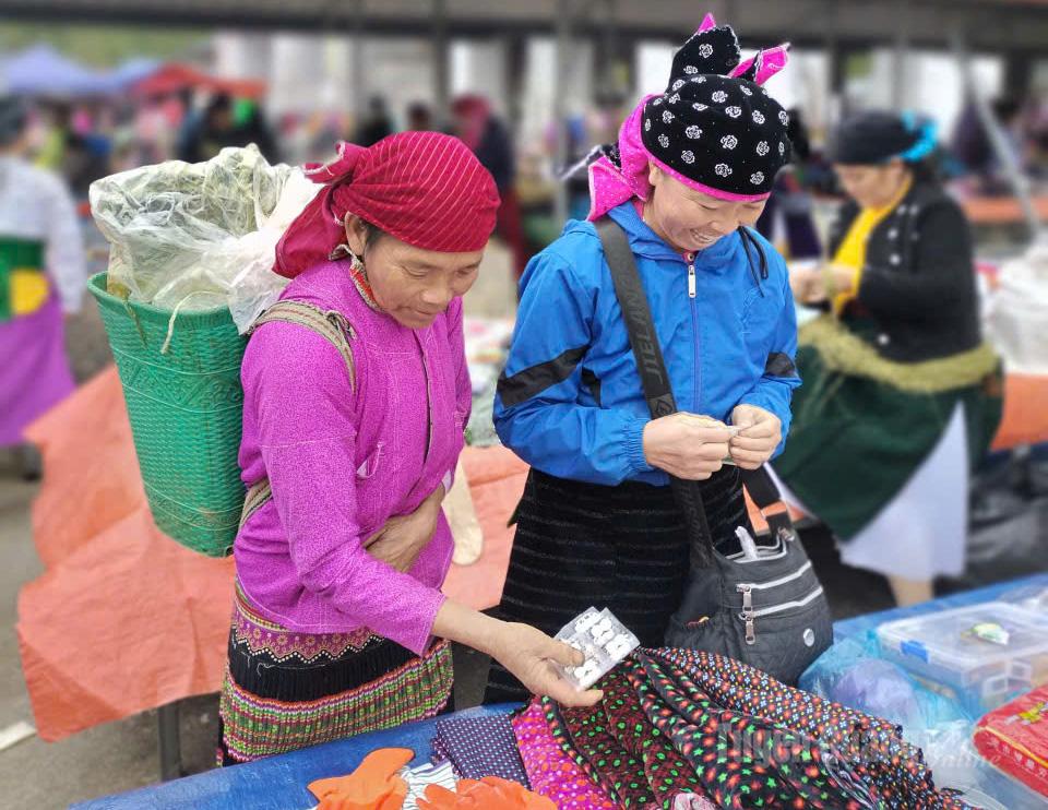 Có một chợ lùi ở Sà Phìn