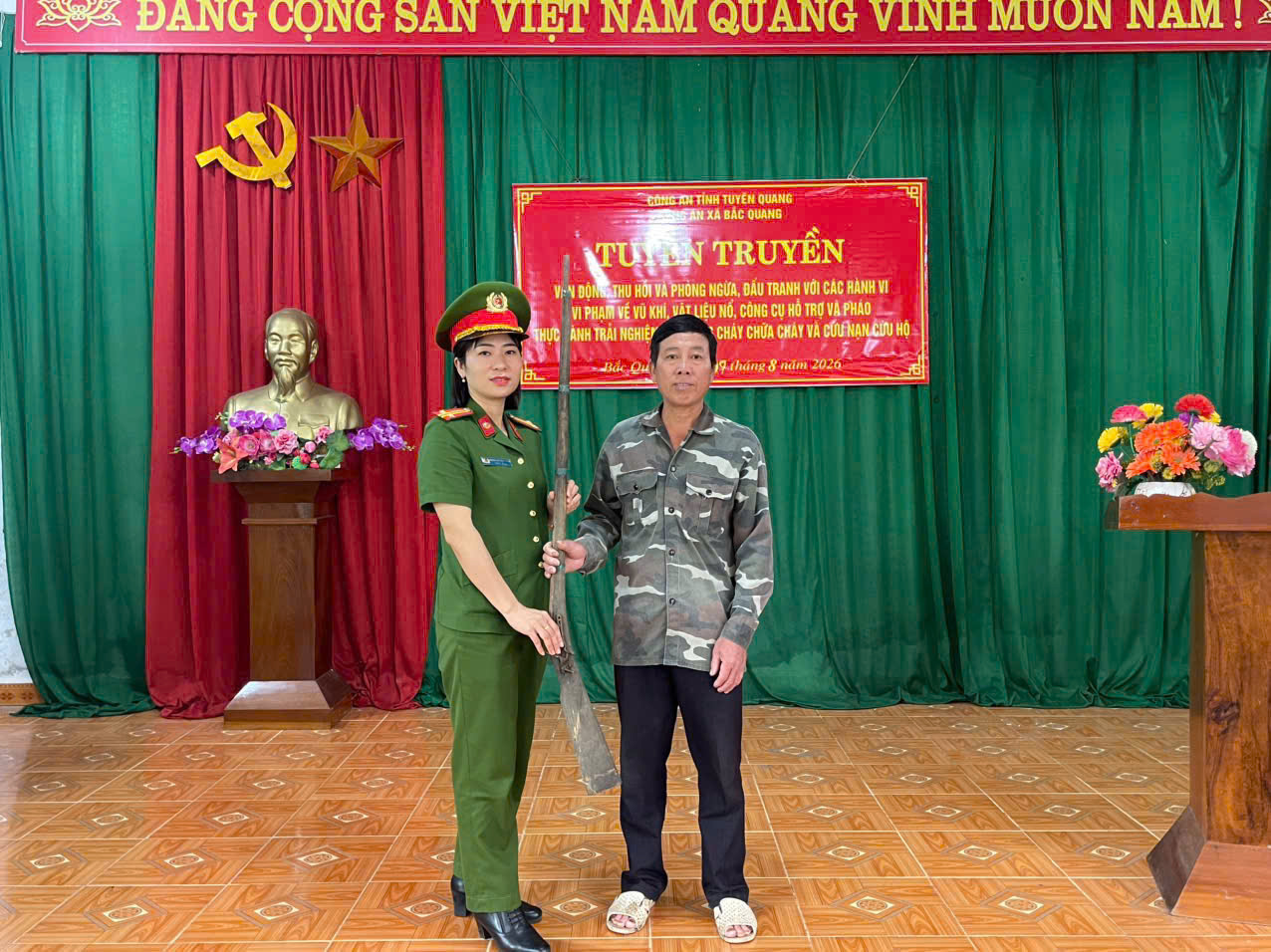 BẮC QUANG: SÔI NỔI CÁC HOẠT ĐỘNG TUYÊN TRUYỀN PHÁP LUẬT, THỰC HÀNH PCCC VÀ VẬN ĐỘNG THU HỒI VŨ KHÍ