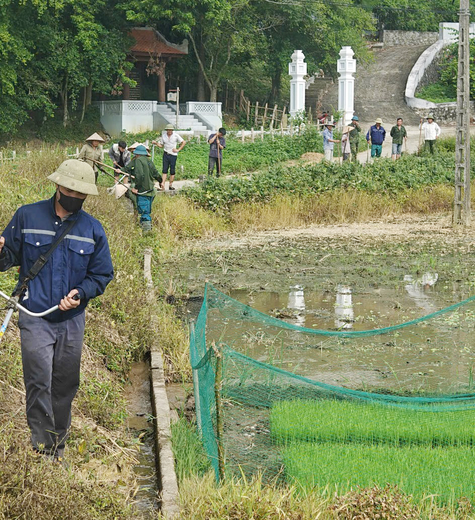 Chi Hội Nông dân Thôn Mới ra quân khơi mương, phục vụ sản xuất vụ Hè Thu năm 2026