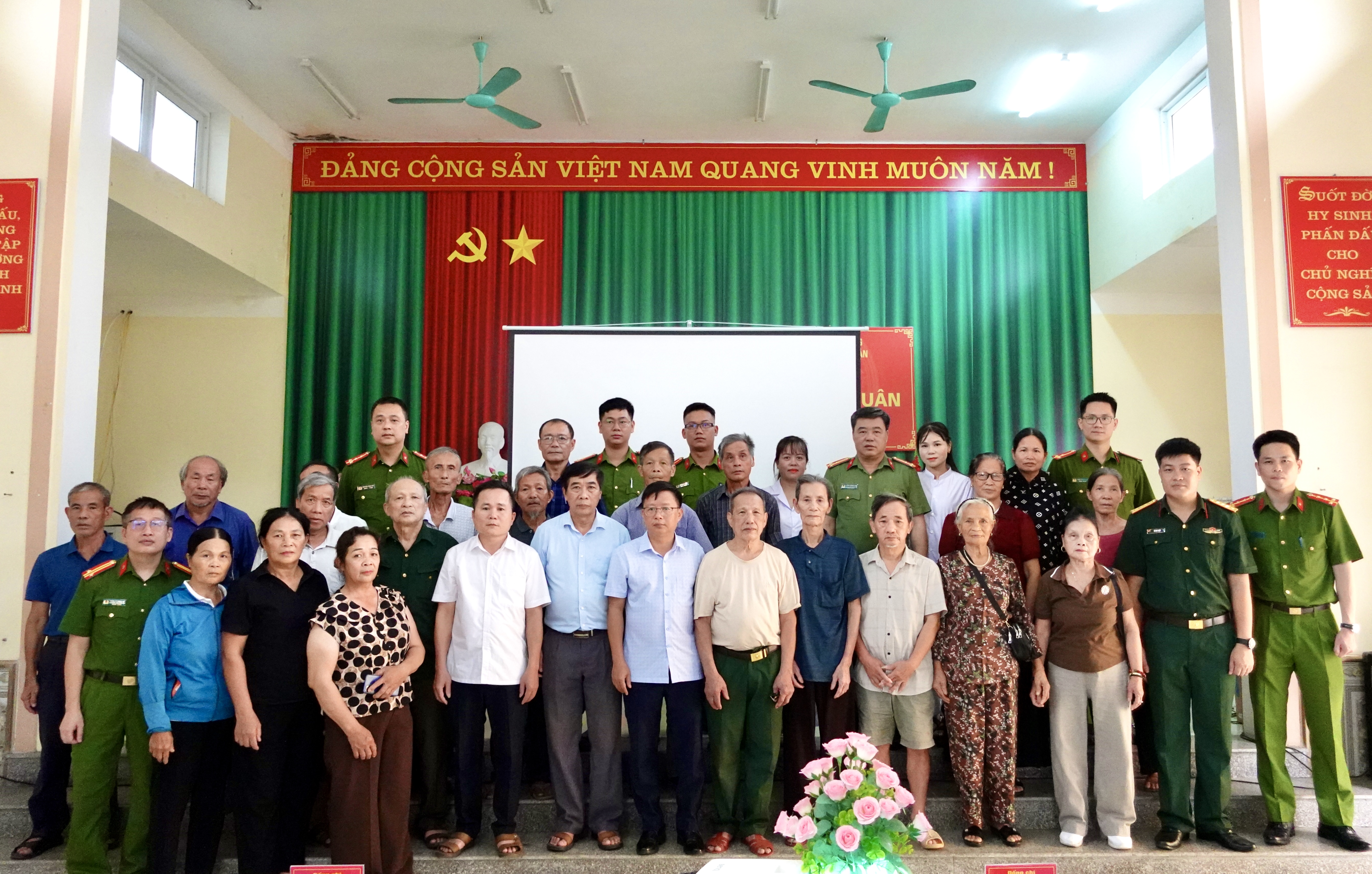 THÂN NHÂN LIỆT SĨ PHƯỜNG BÌNH THUẬN THAM GIA THU NHẬN MẪU SINH PHẨM ADN PHỤC VỤ XÁC ĐỊNH DANH TÍNH LIỆT SĨ