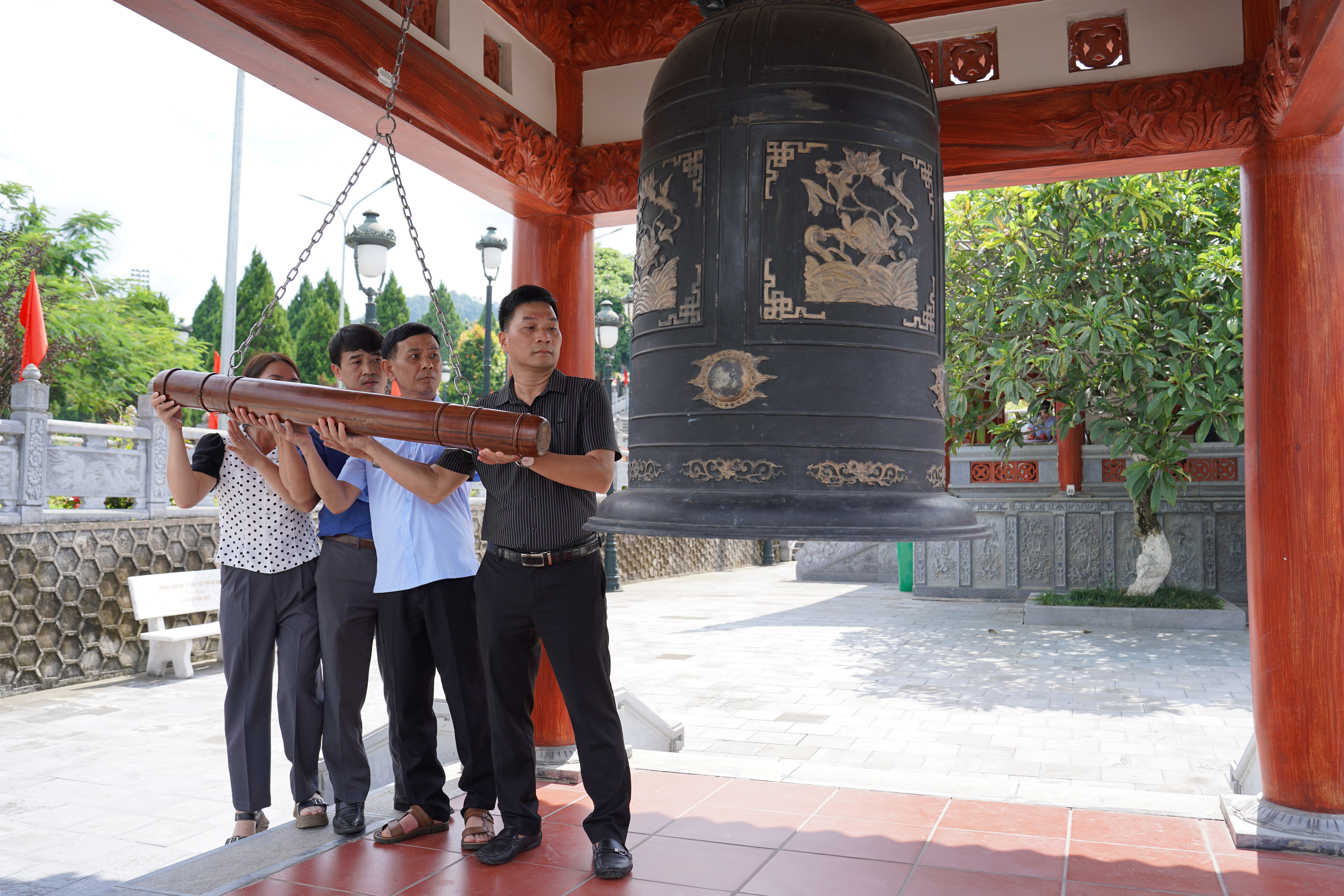 Viếng NT 2.JPG
