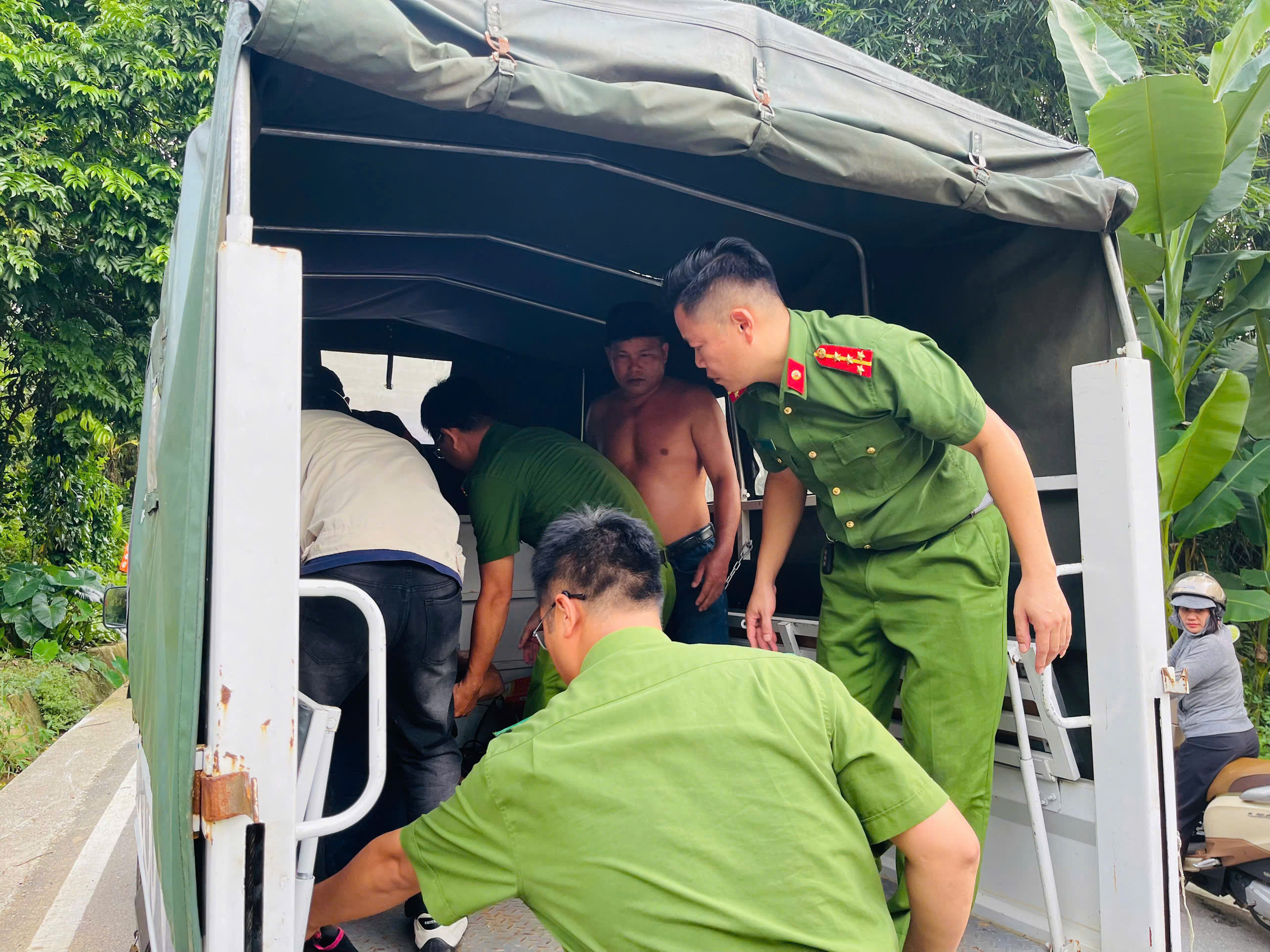 CÔNG AN XÃ VIỆT LÂM KỊP THỜI HỖ TRỢ ĐƯA NGƯỜI BỊ TAI NẠN ĐI CẤP CỨU  