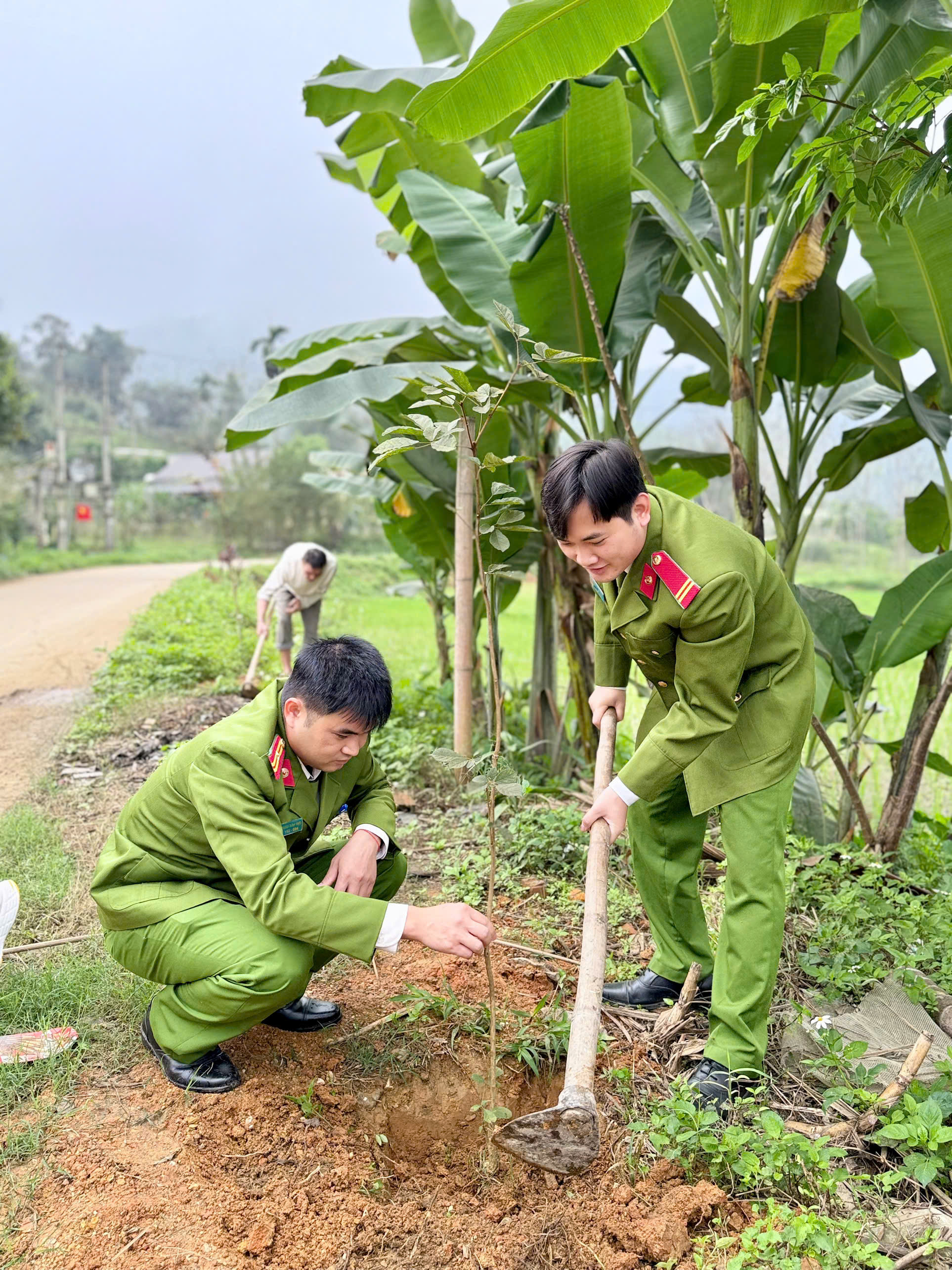 CÔNG AN XÃ ĐỒNG YÊN TÍCH CỰC THAM GIA “TẾT TRỒNG CÂY ĐỜI ĐỜI NHỚ ƠN BÁC HỒ”