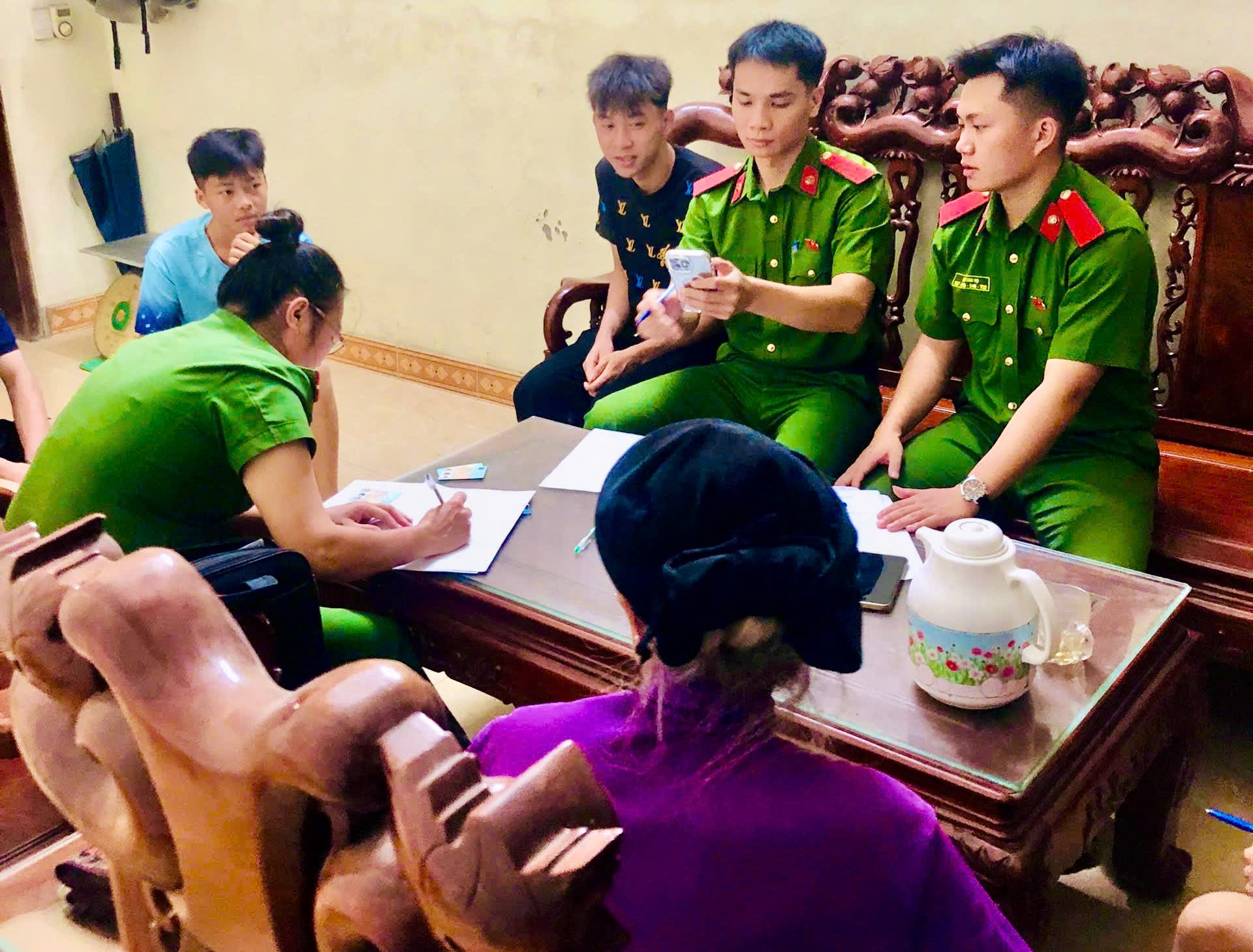 ĐI TỪNG NGÕ, GÕ TỪNG NHÀ, HỖ TRỢ NHÂN DÂN KÍCH HOẠT TÀI KHOẢN ĐỊNH DANH ĐIỆN TỬ,  CÁC GIẤY TỜ, TIỆN ÍCH