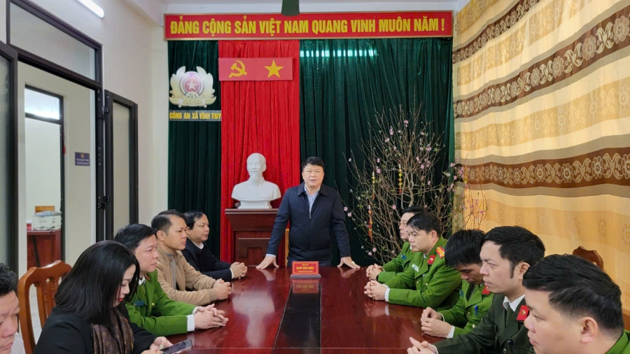 Thường trực Đảng ủy, UBND xã Vĩnh Tuy thăm, động viên các lực lượng trực Tết