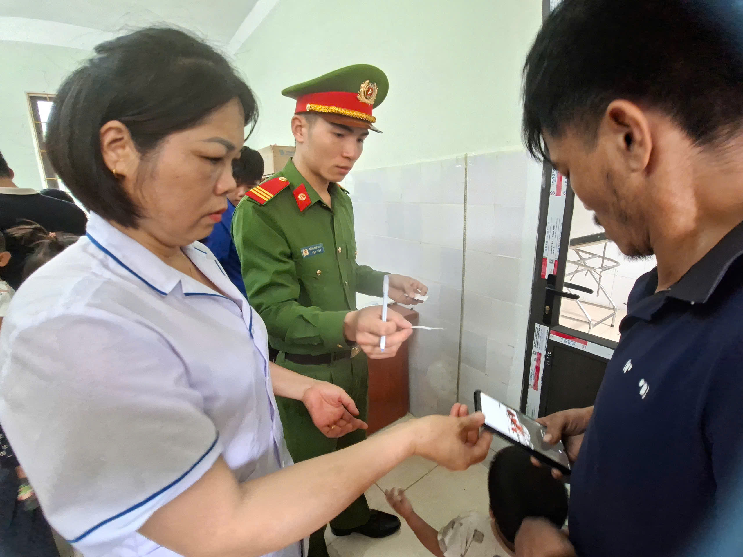 CÔNG AN XÃ THƯỢNG SƠN ĐỒNG HÀNH  CHĂM SÓC SỨC KHỎE TRẺ EM