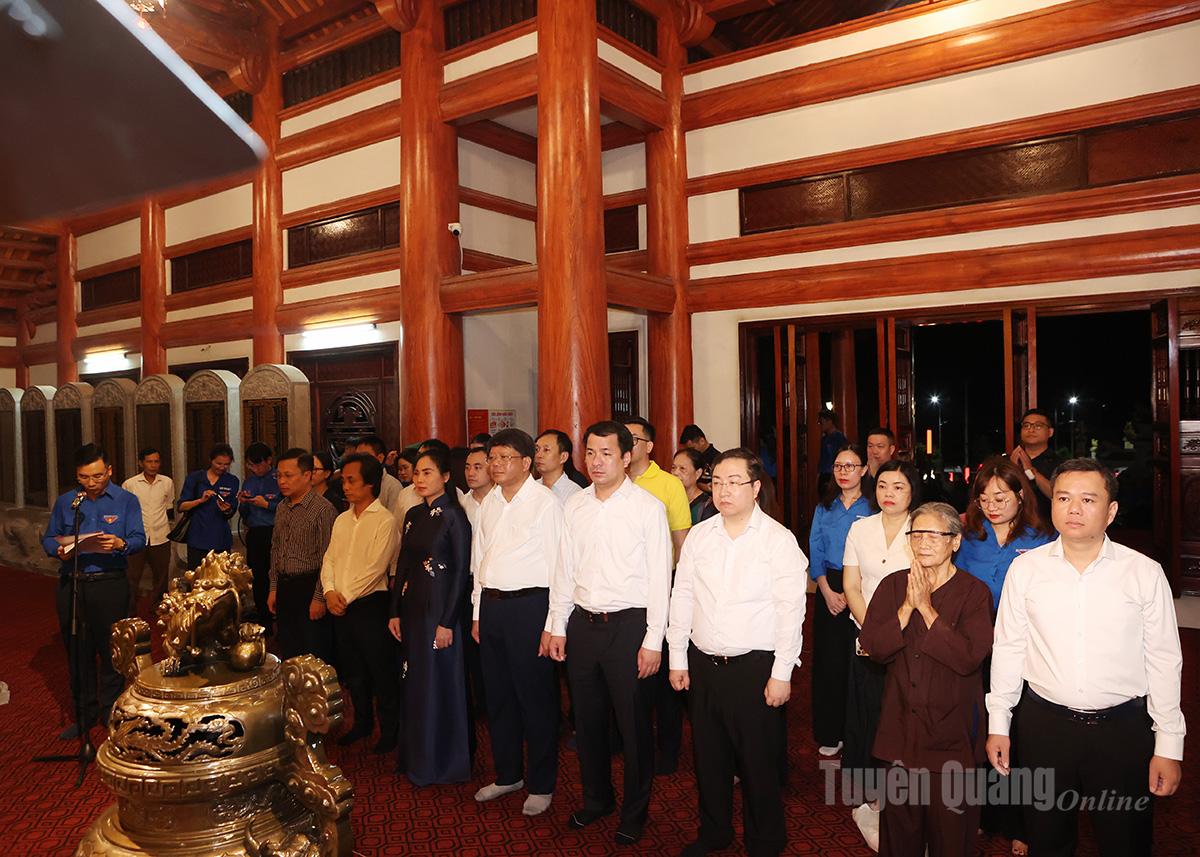 Lễ thắp nến tri ân các Anh hùng liệt sĩ tại Nghĩa trang Liệt sĩ tỉnh và Nghĩa trang Liệt sĩ Quốc gia Vị Xuyên
