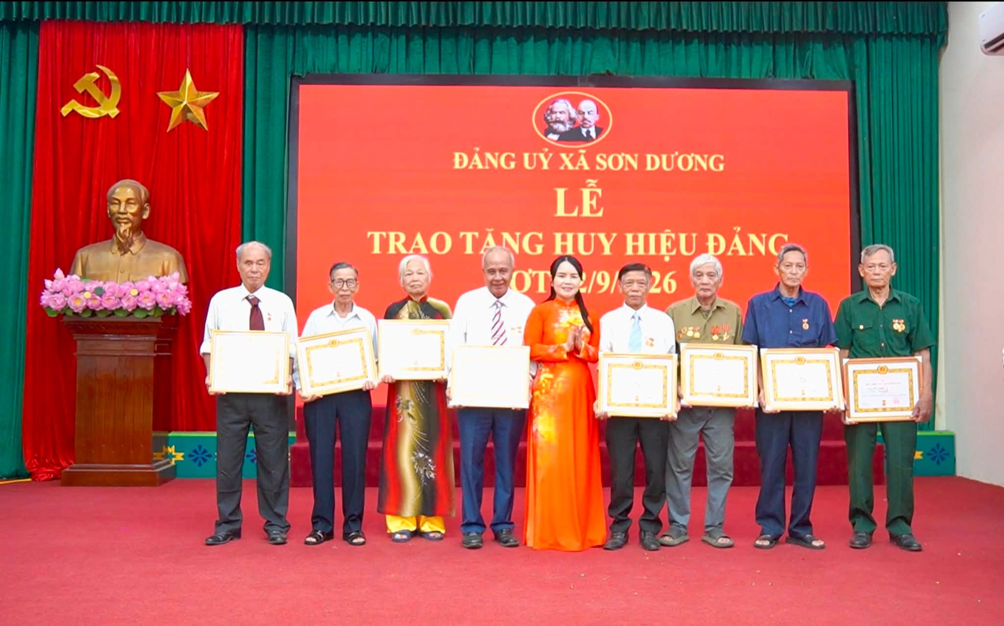 Sơn Dương trao tặng Huy hiệu Đảng cho 177 đảng viên